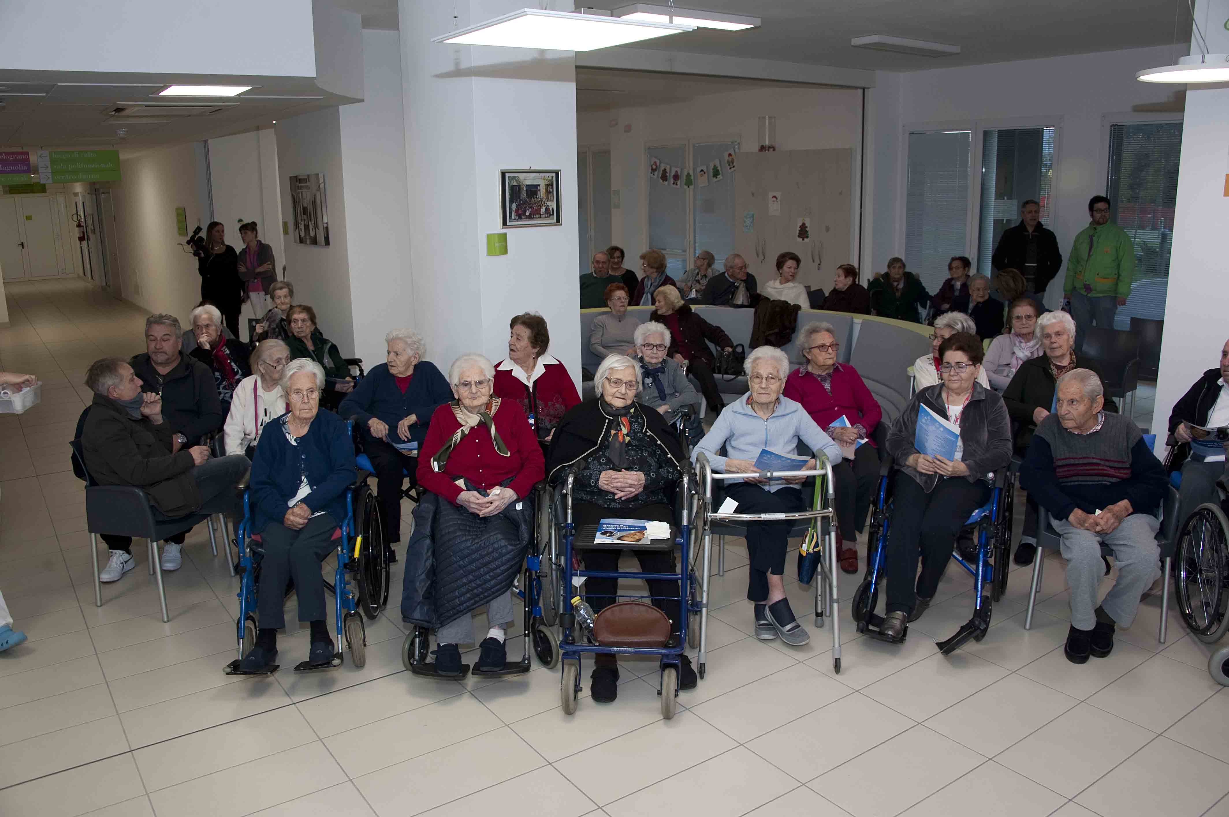 Un'immagine che ritrae sedia a rotelle, comunità, sedia, casa di riposo e casa di cura.