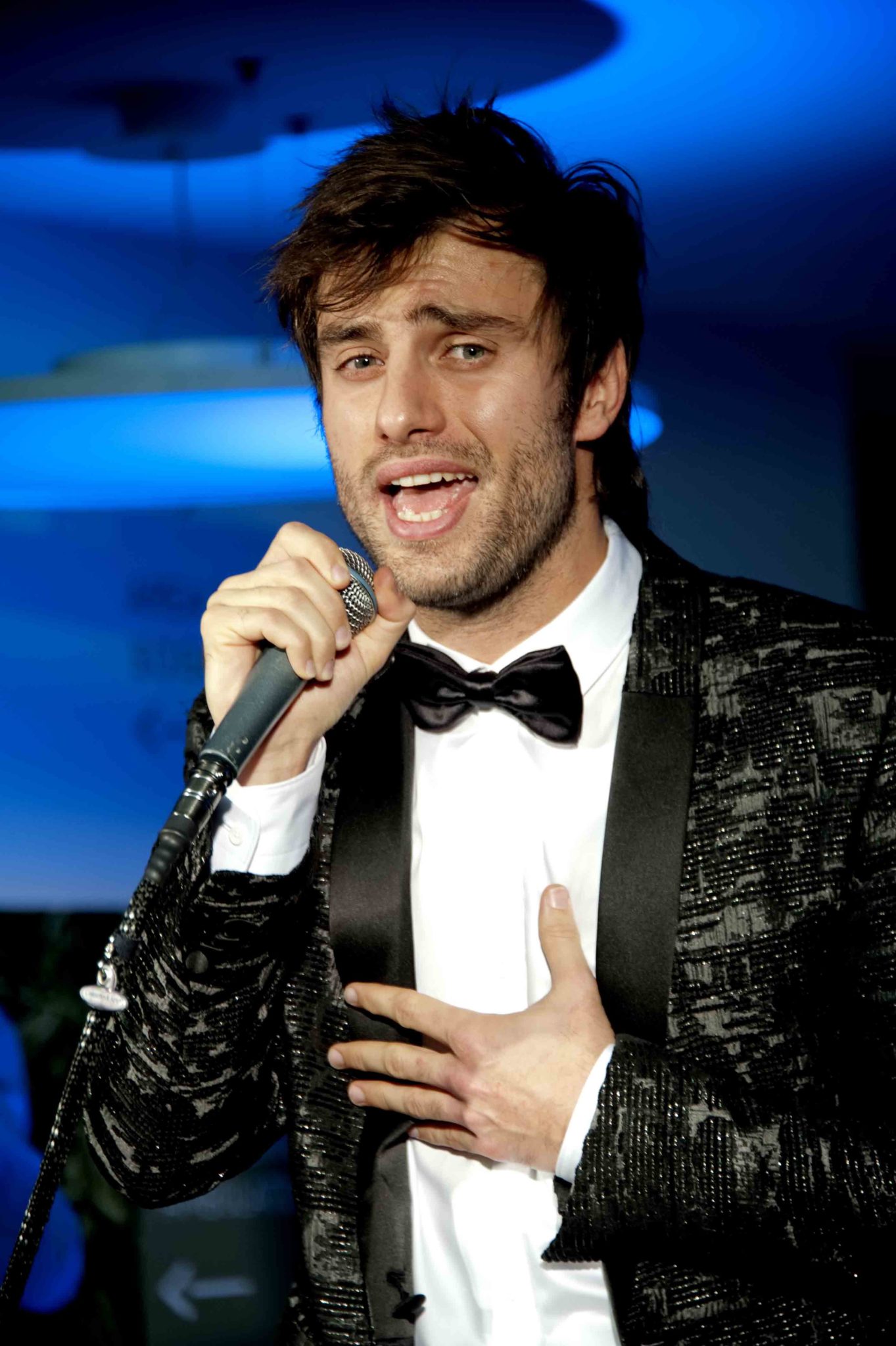 Un'immagine che ritrae espressione facciale, dente, evento, sorriso e microfono.