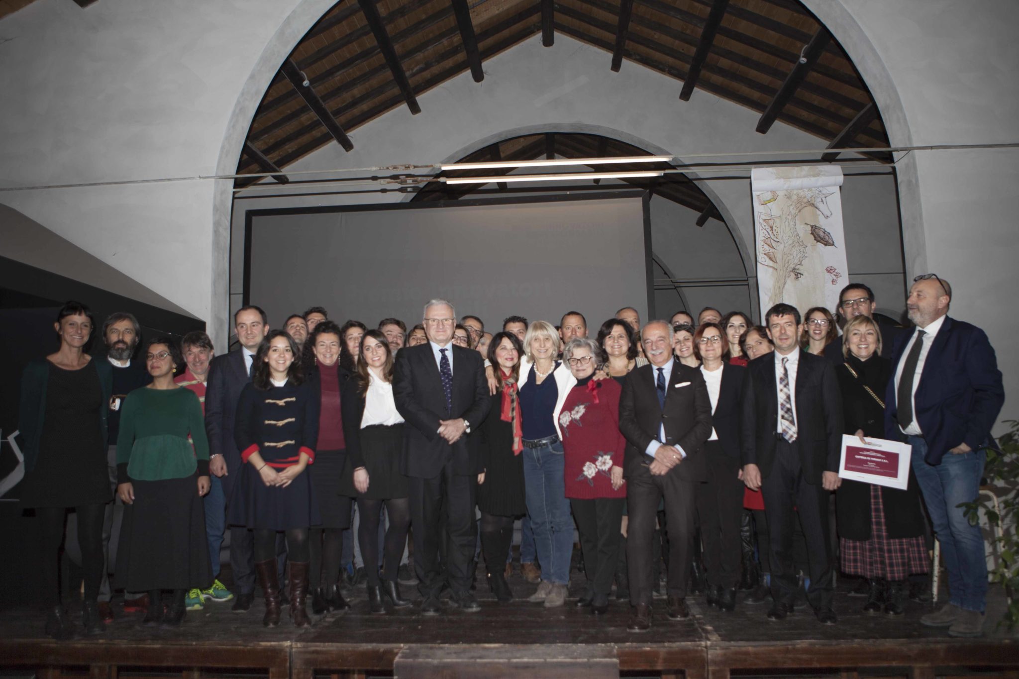 Un'immagine che ritrae pantaloni, in piedi, gruppo sociale, evento e cappotto.