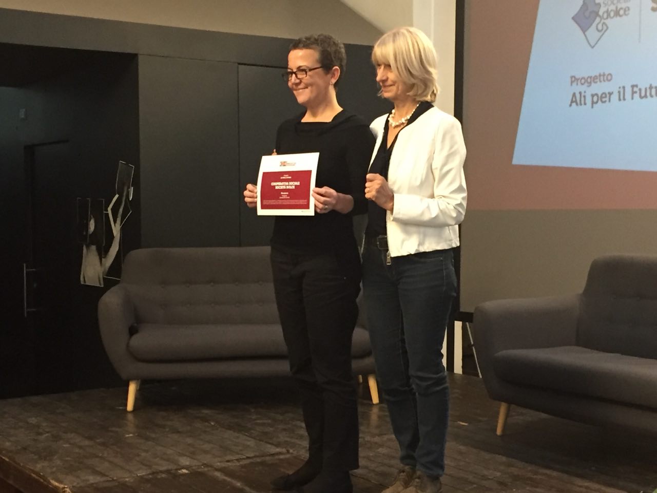 Un'immagine che ritrae sorriso, pantaloni, design d'interni, mobilia e cerimonia di premiazione.