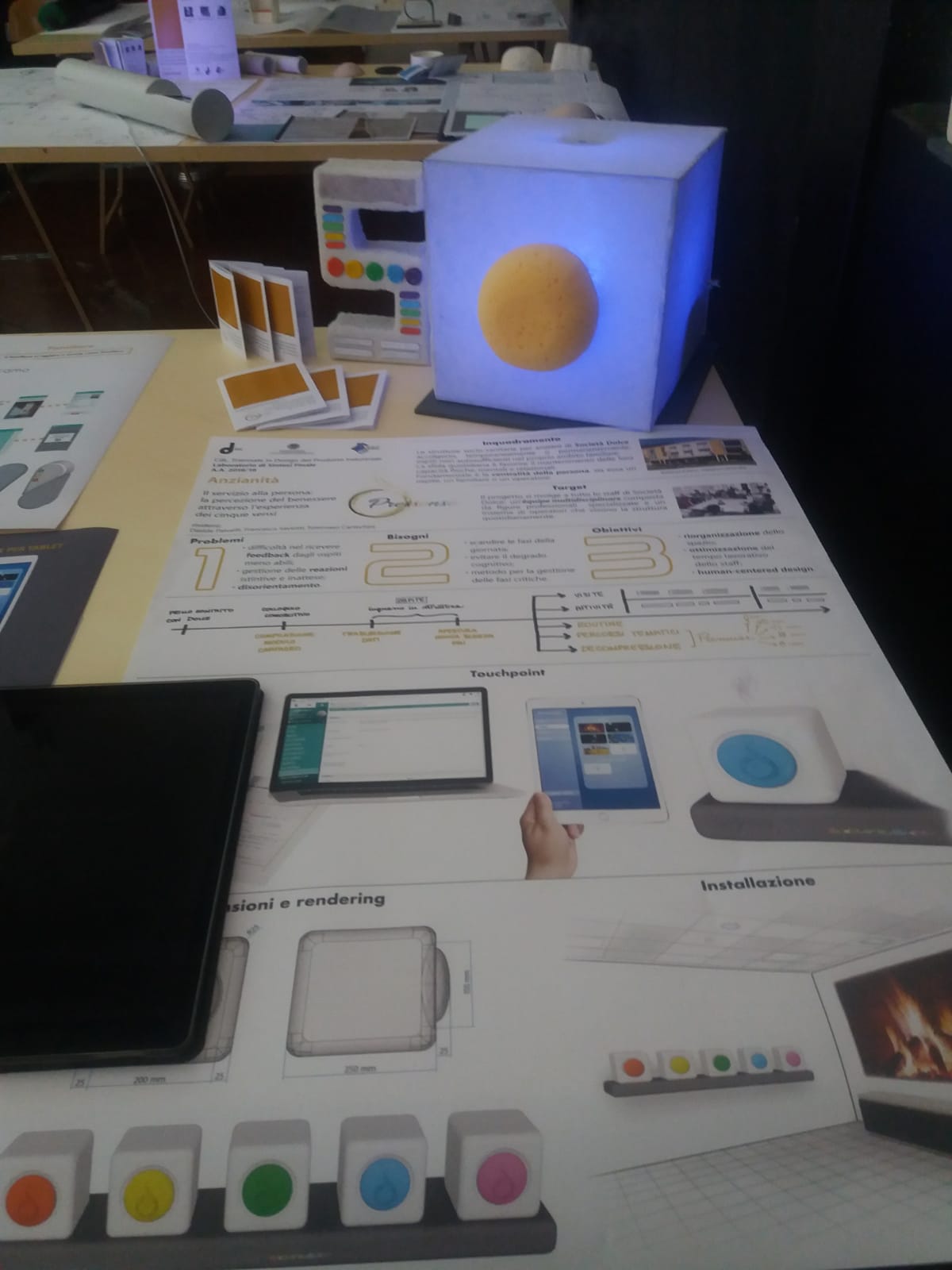 Un'immagine che ritrae dispositivo elettronico, gadget, tecnologia, dispositivo di visualizzazione e elettronica.