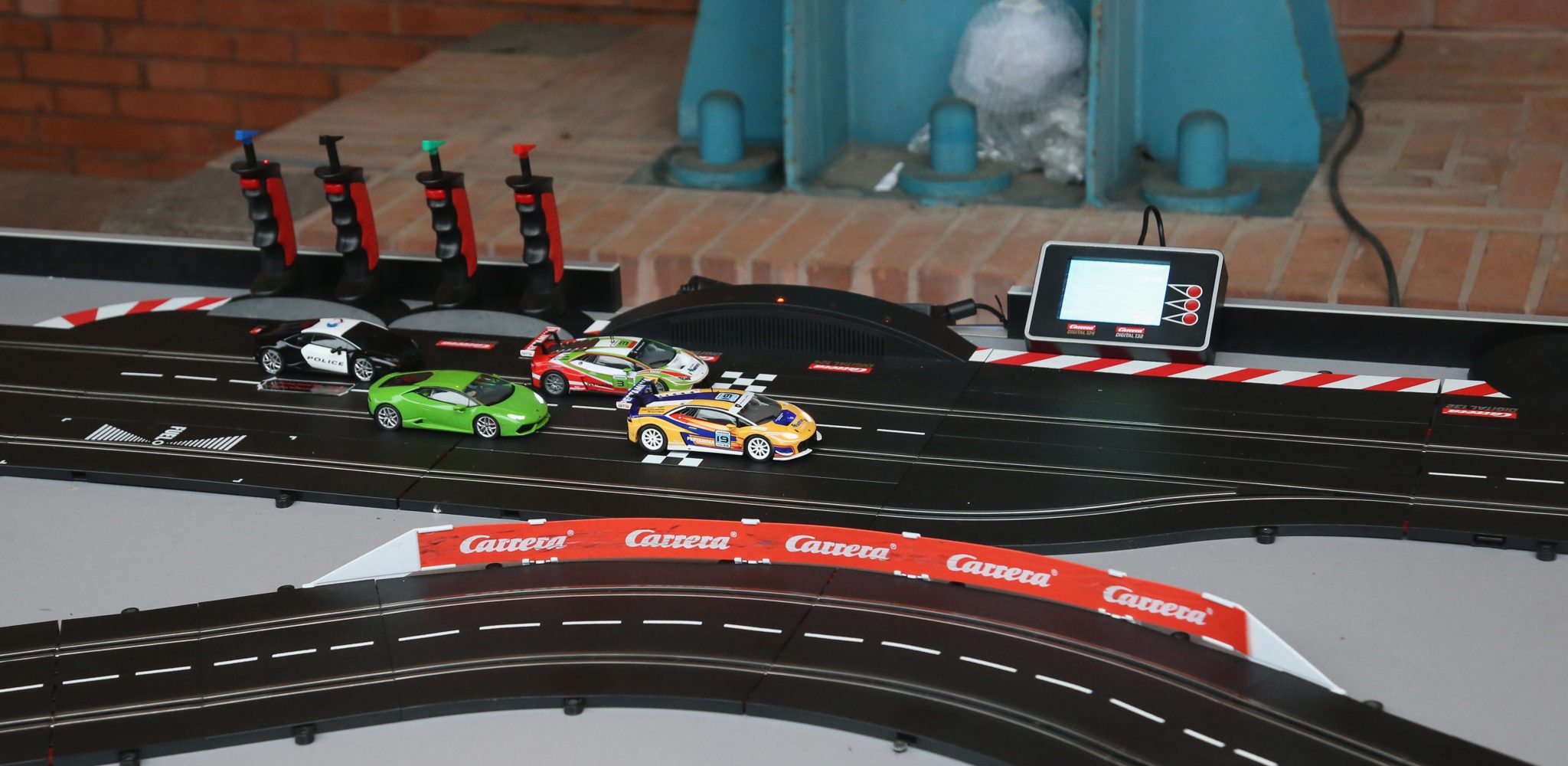 Un'immagine che ritrae veicolo da gioco, giocattolo, modello di auto, pista da corsa e auto da corsa.