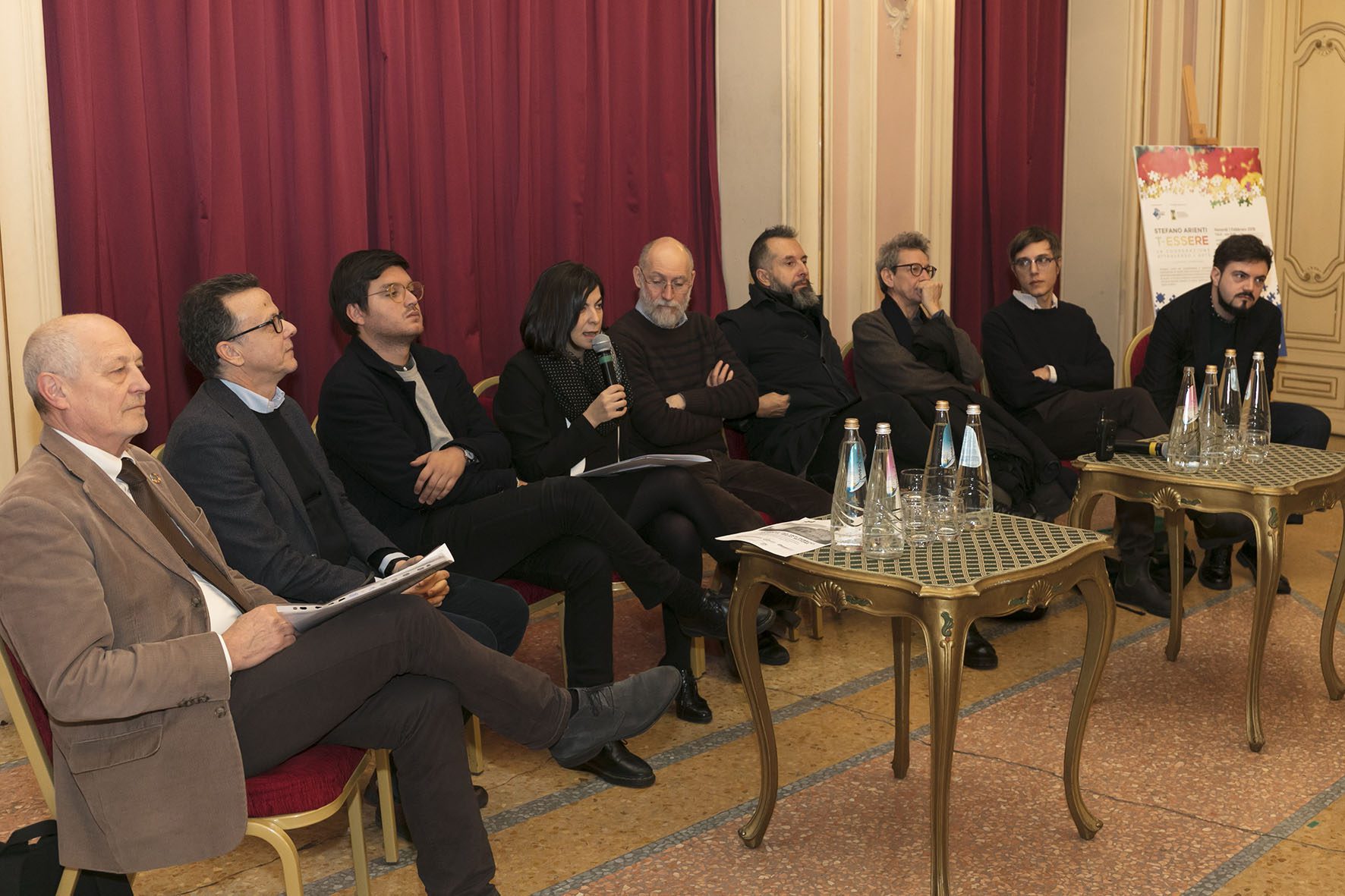 Un'immagine che ritrae mobilia, capispalla, gruppo sociale, design d'interni e cappotto.