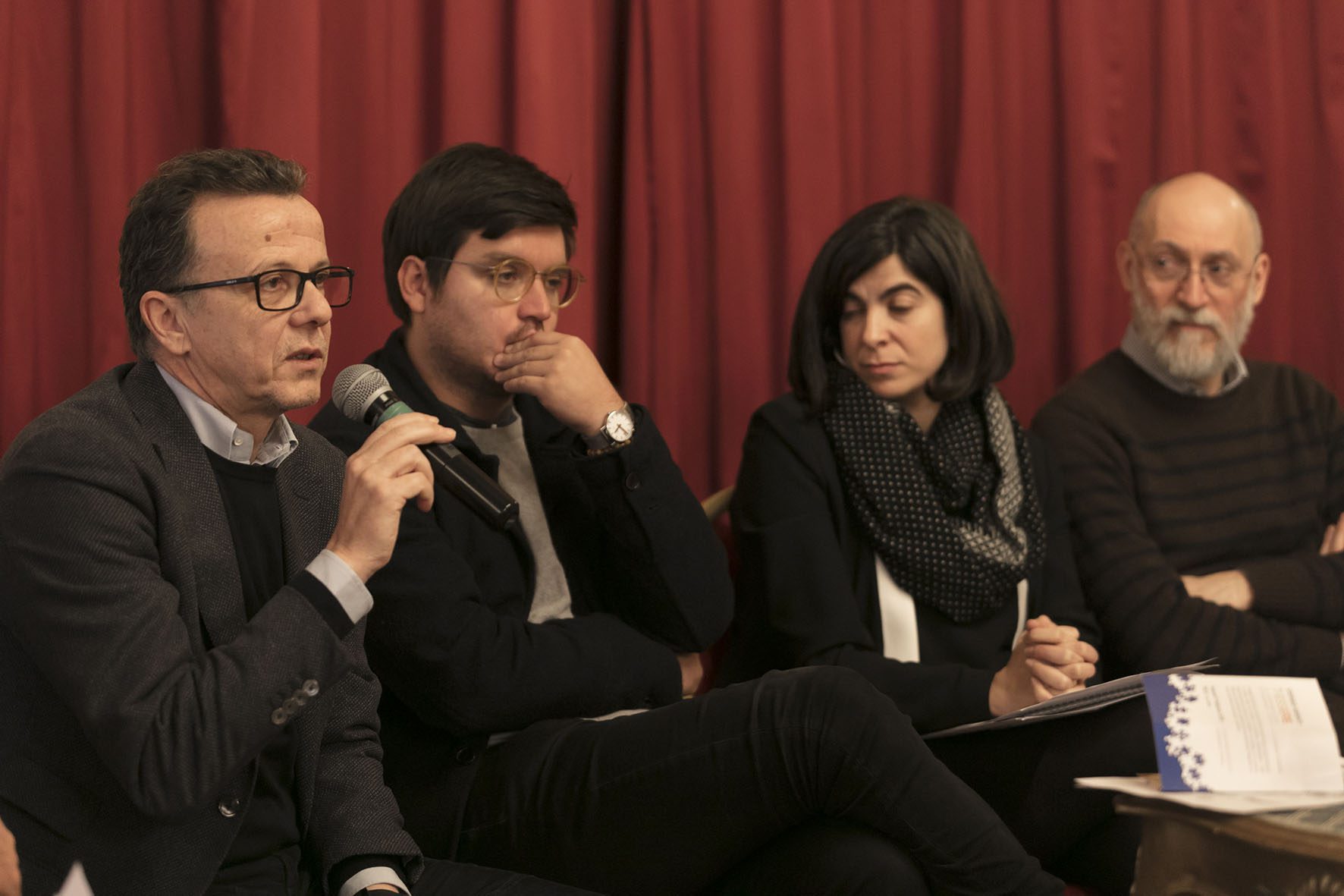 Un'immagine che ritrae occhiali, occhiali, cura della vista, viso e capispalla.