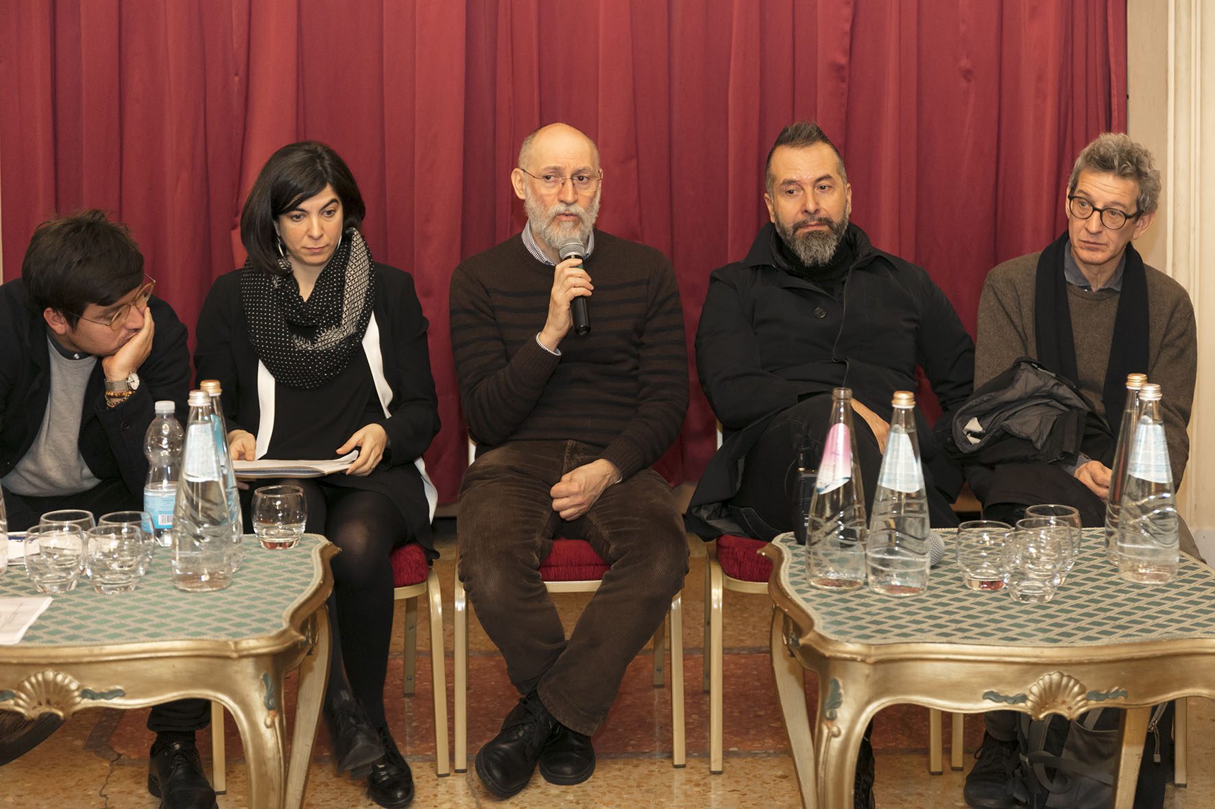 Un'immagine che ritrae viso, mobilia, barba, capispalla e seduta.