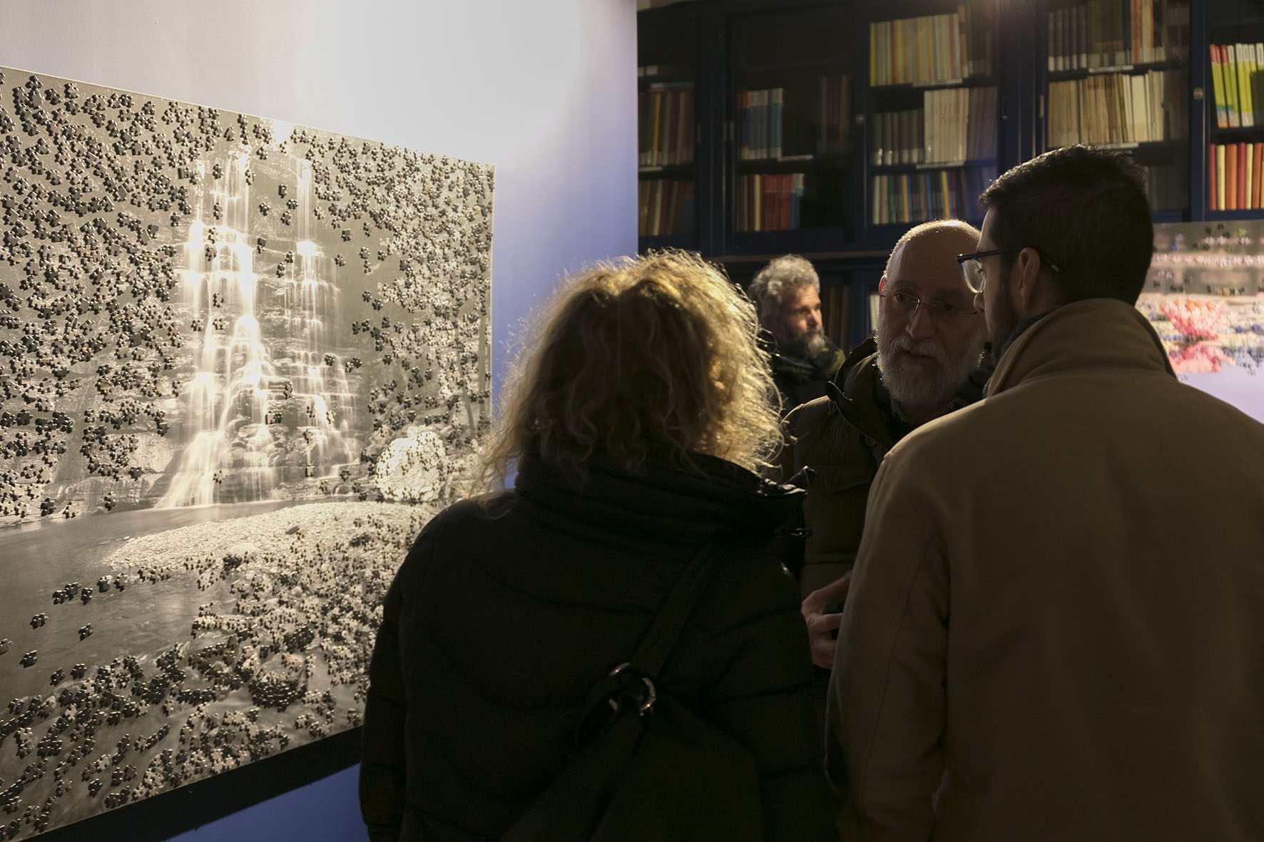 Un'immagine che ritrae in piedi, mostra, folla, museo e vernissage.