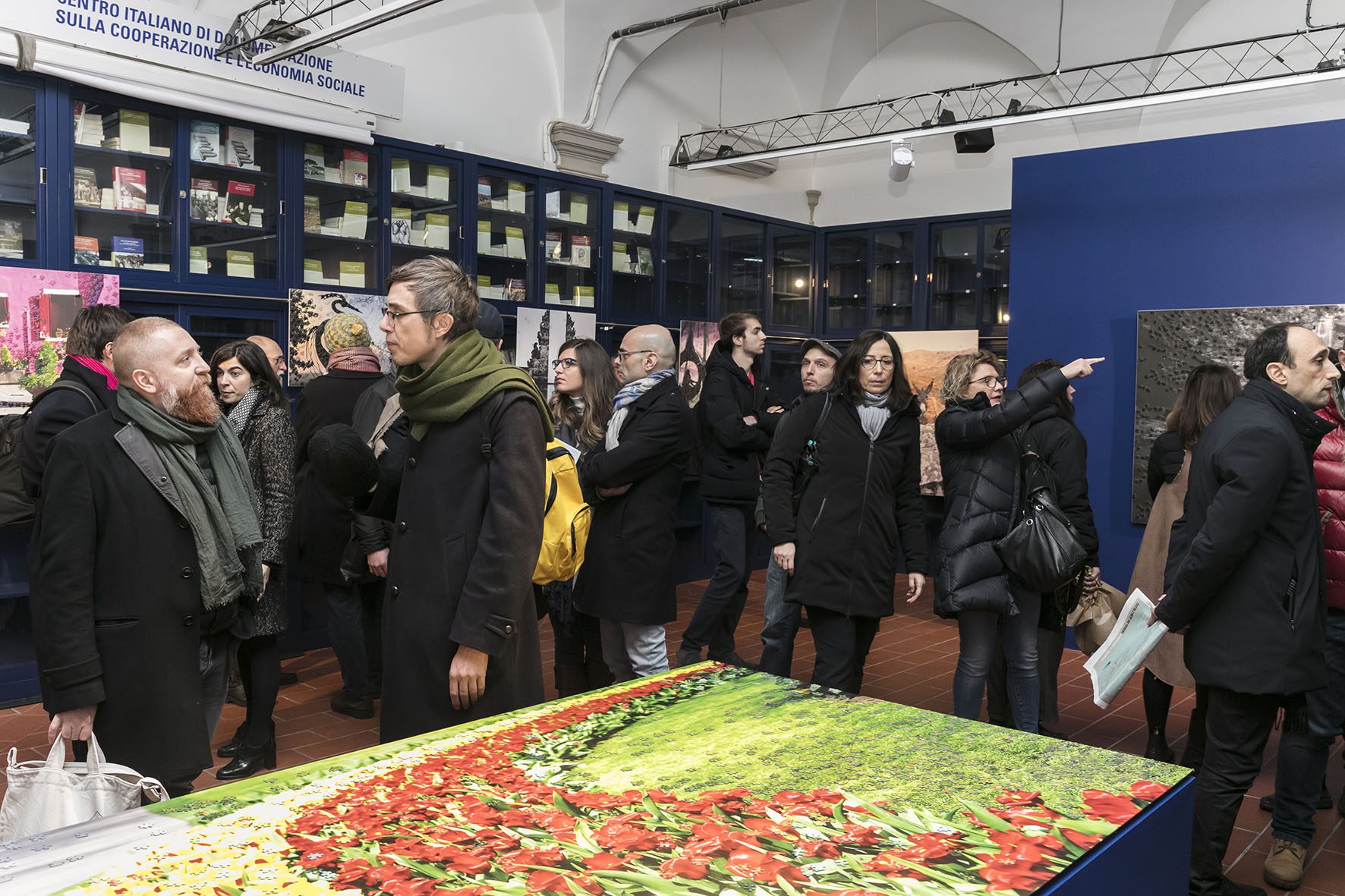 Un'immagine che ritrae capispalla, jeans, giacca, cappotto e folla.