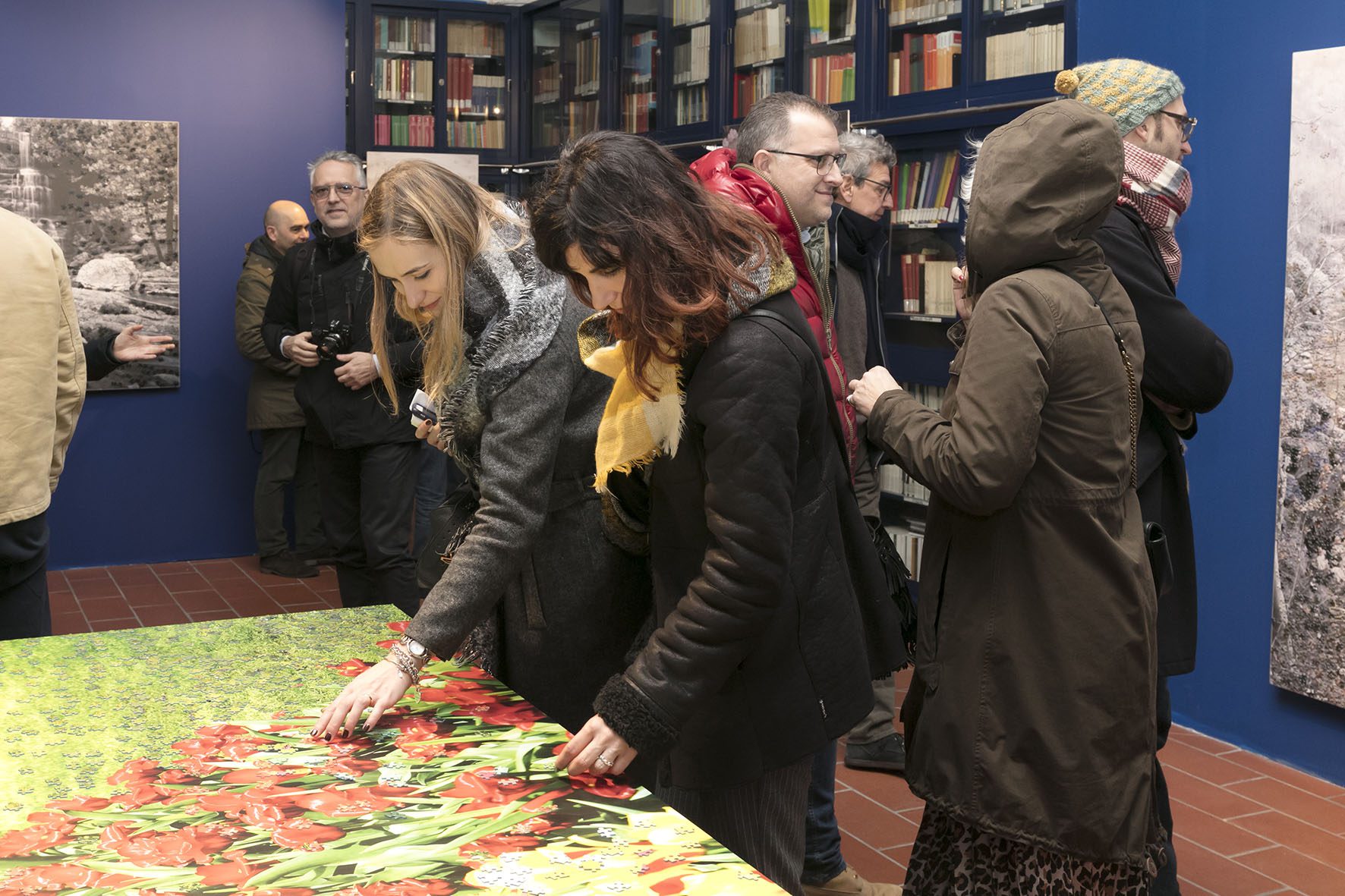Un'immagine che ritrae capispalla, tessile, giacca, mostra e arti visive.