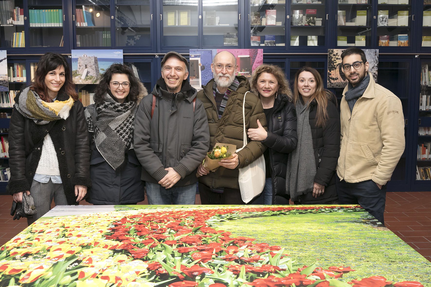 Un'immagine che ritrae capispalla, sorriso, gruppo sociale, jeans e cappotto.