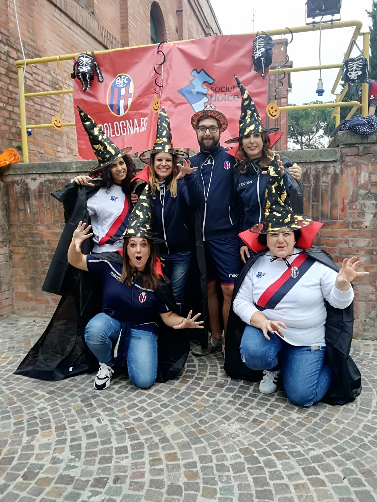Un'immagine che ritrae cappello, logo, costume, bandiera e bandiera.