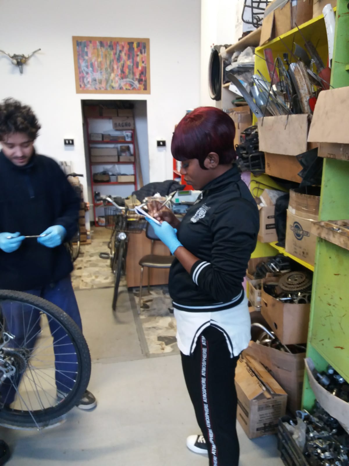 Un'immagine che ritrae bicicletta, ruota di bicicletta, telaio della bicicletta, pneumatico per bicicletta e biciclette - attrezzature e forniture.