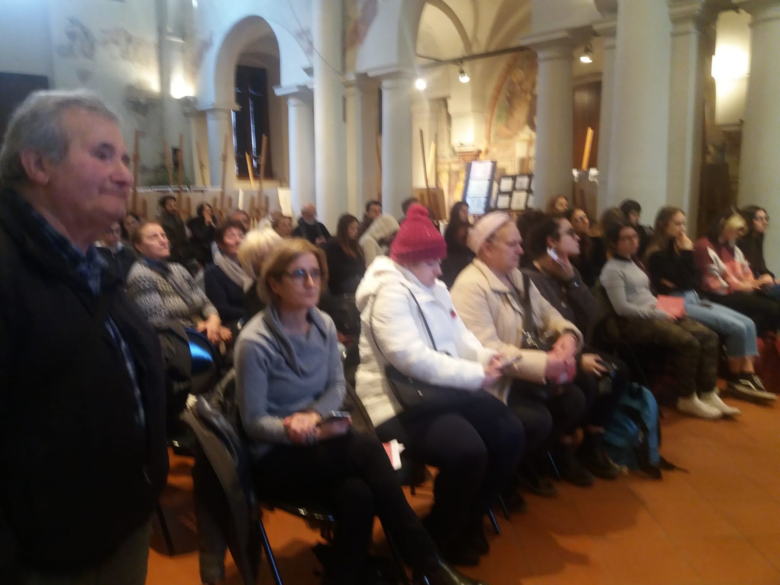 Un'immagine che ritrae evento, comunità, folla, sala e convenzione.