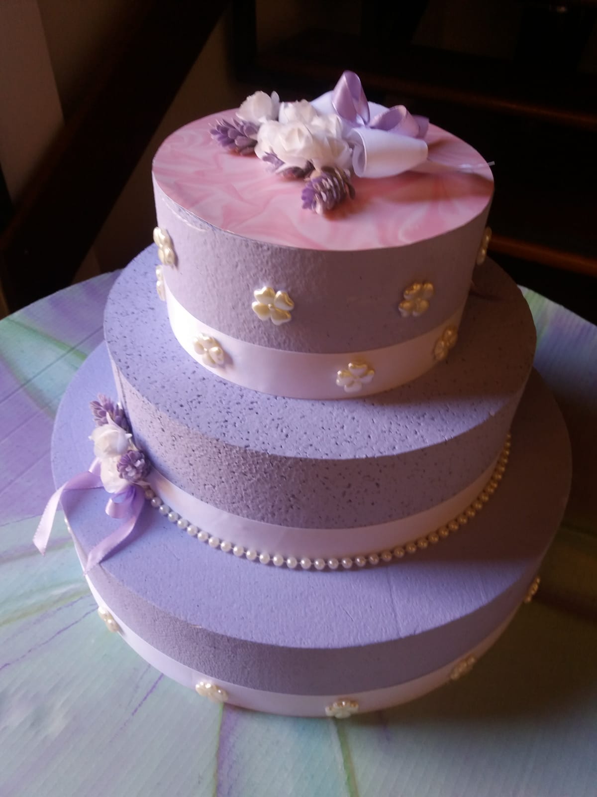 Un'immagine che ritrae torta, decorazione di torte, rosa, glassa fondente e dessert.