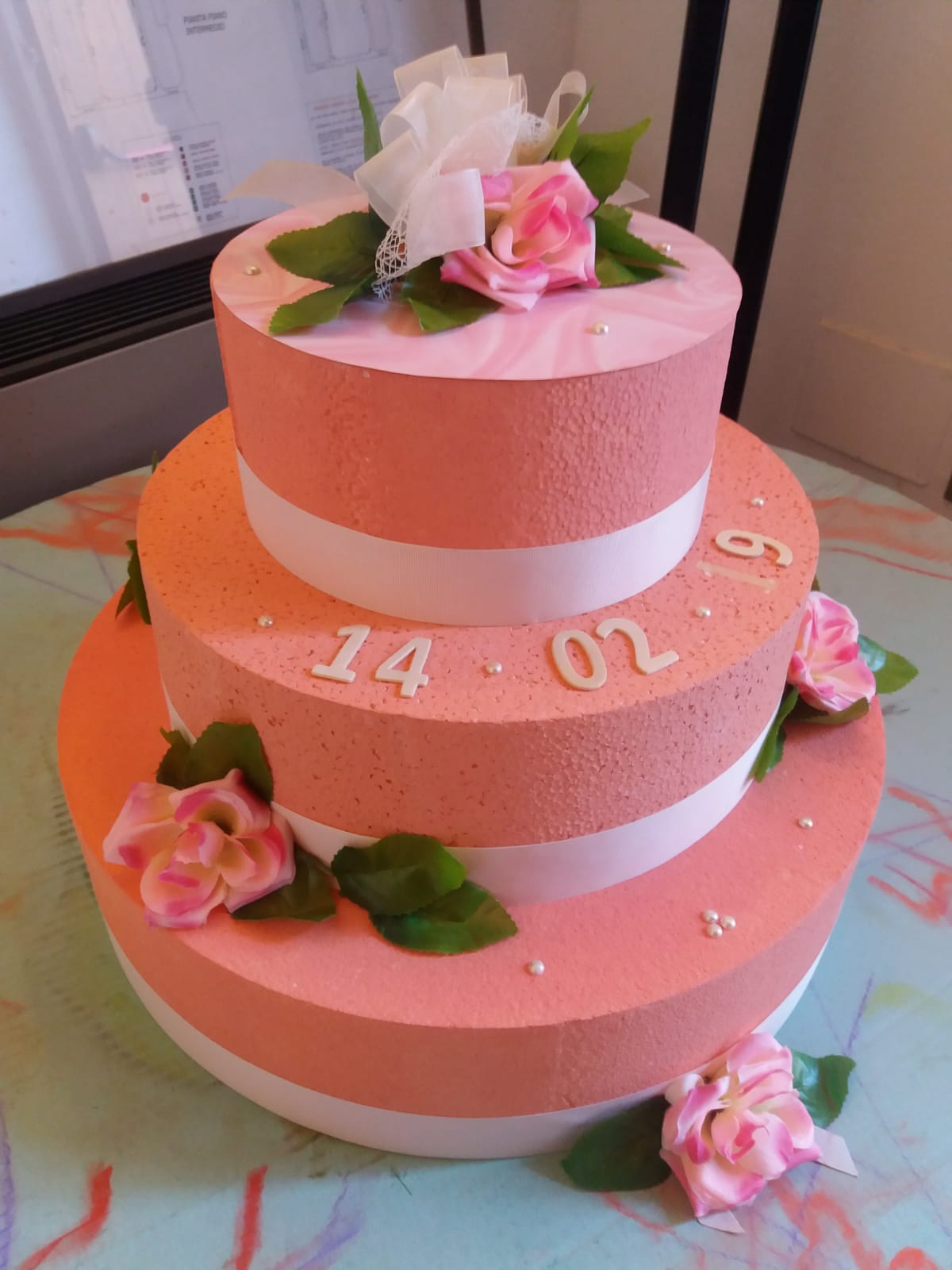 Un'immagine che ritrae torta, rosa, decorazione di torte, pasta di zucchero e glassa fondente.