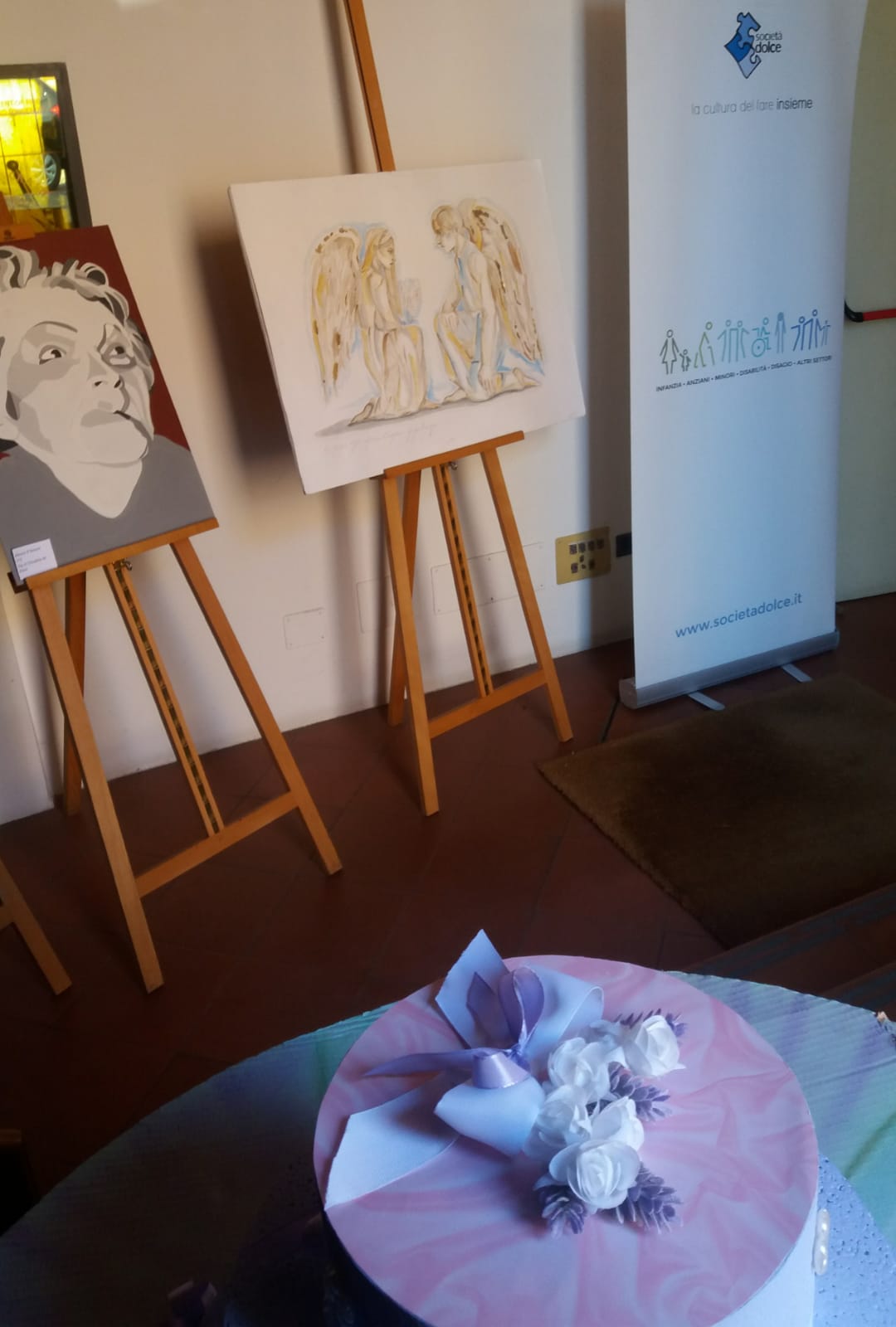 Un'immagine che ritrae cavalletto, mostra, arti creative, cornice e mordente per legno.