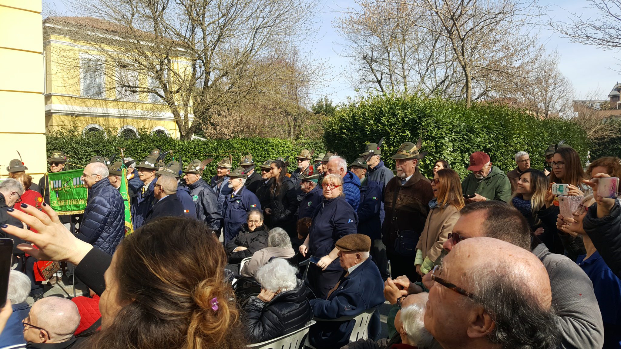 Un'immagine che ritrae persone, capispalla, folla, gruppo sociale e comunità.