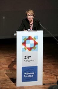Un'immagine che ritrae apparecchiature audio, dispositivo elettronico, evento, portavoce e leggio.