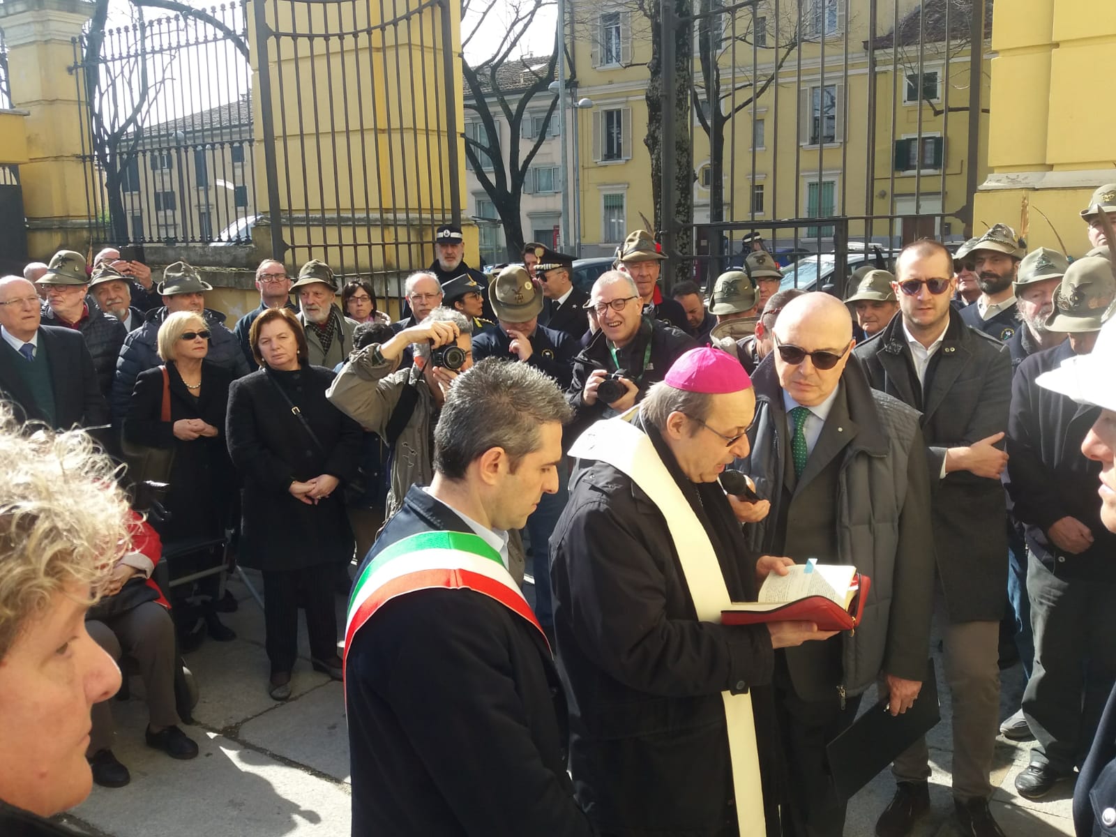 Un'immagine che ritrae capispalla, pantaloni, cappotto, folla e abito.