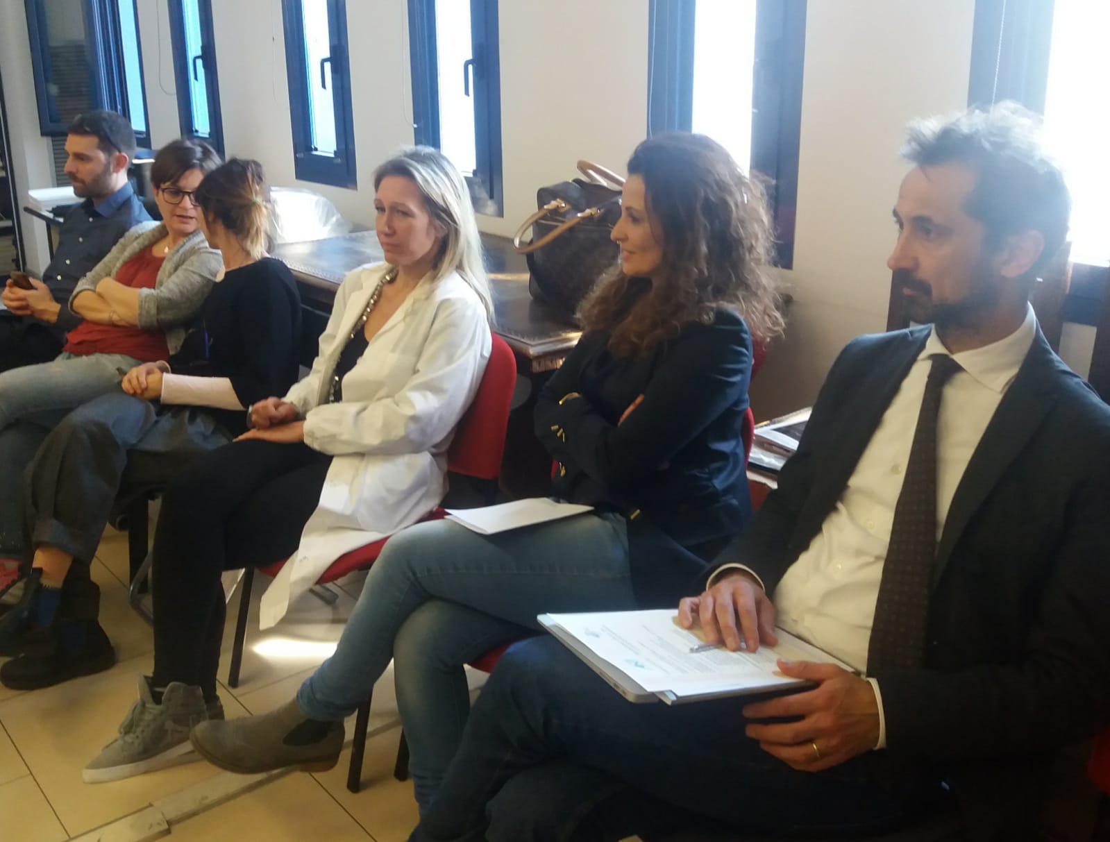 Un'immagine che ritrae capelli, braccio, capispalla, gruppo sociale e design d'interni.