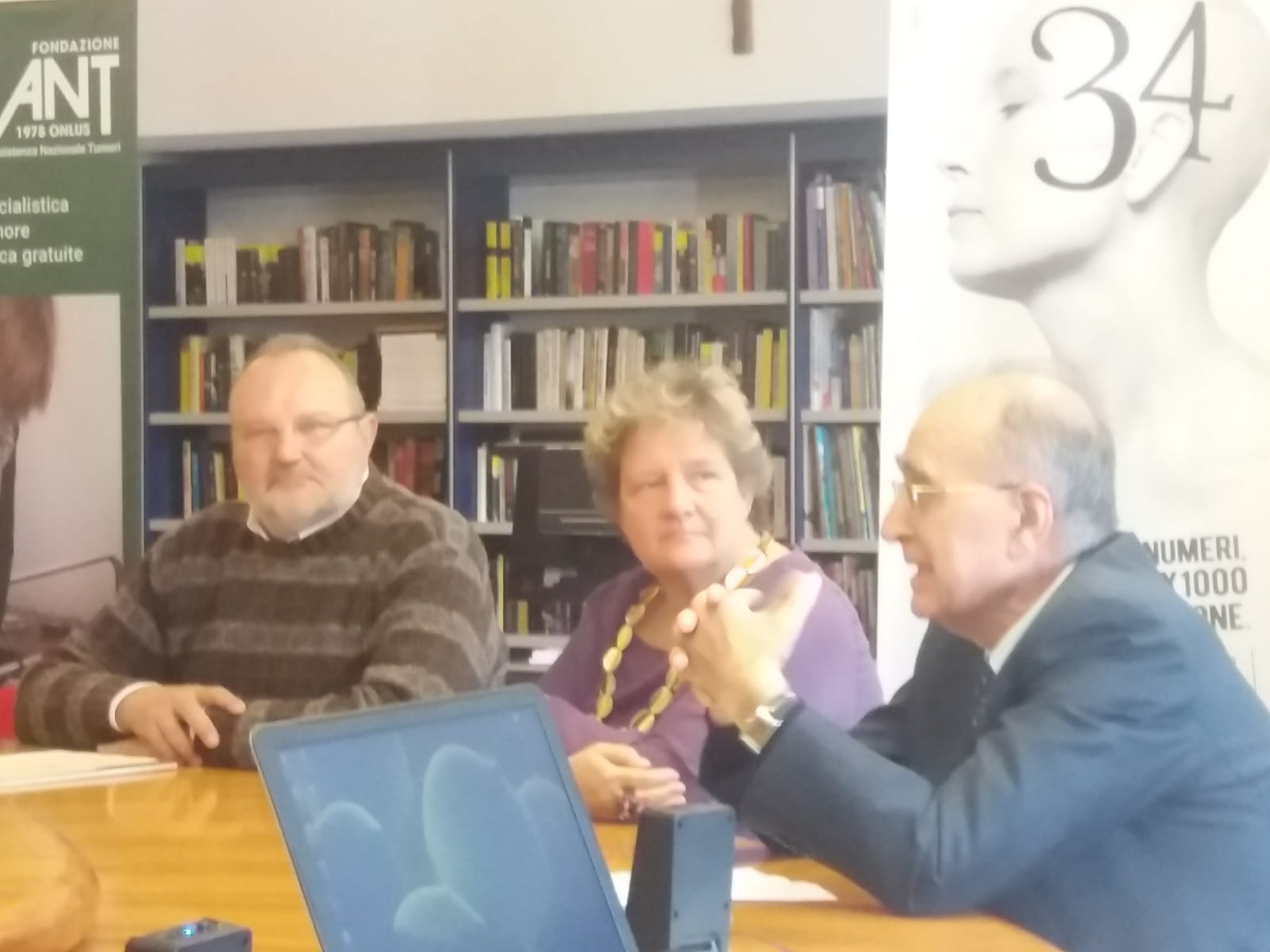Un'immagine che ritrae libreria, mensola, scaffalature, mobilia e pubblicazione.