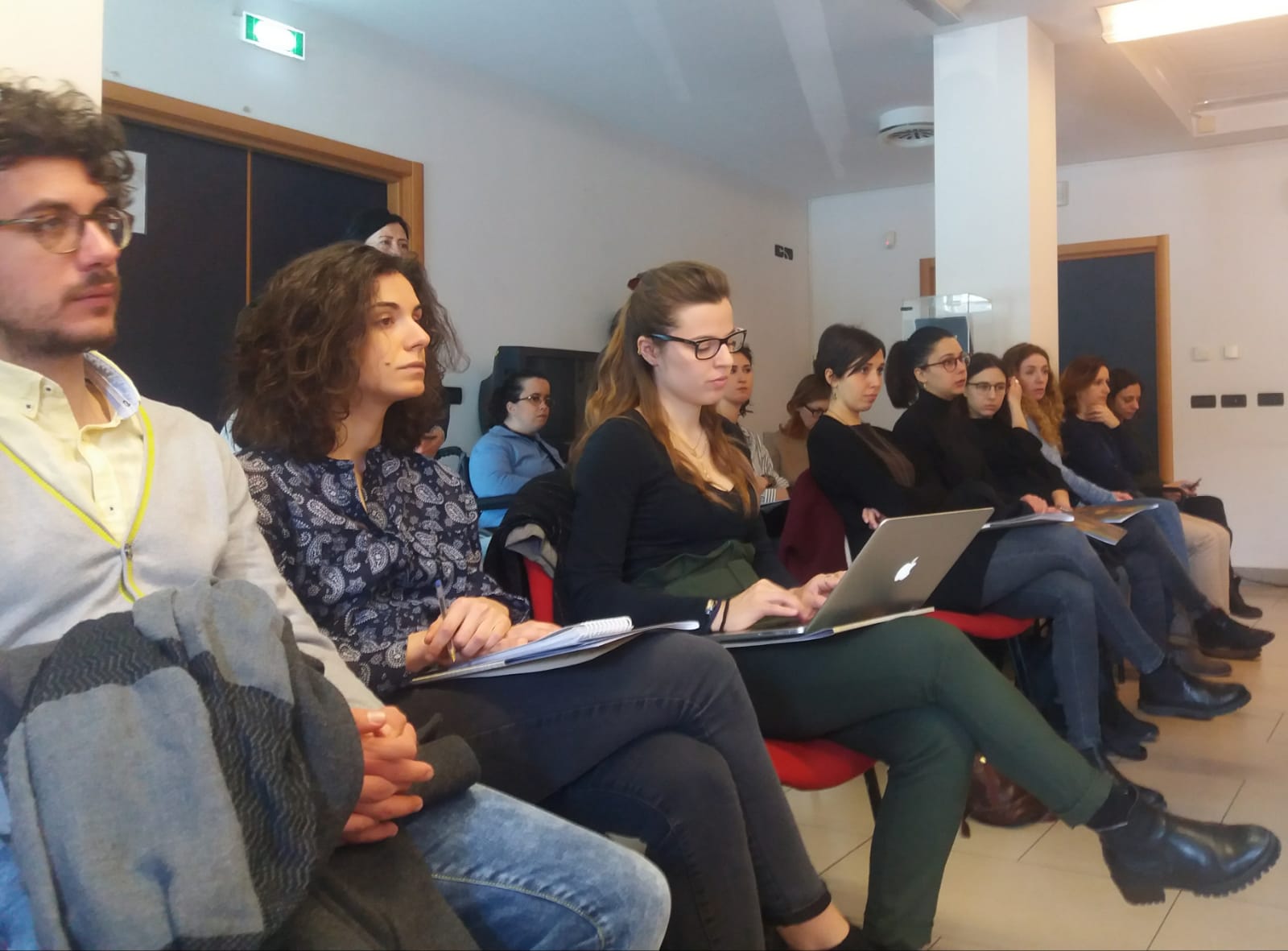 Un'immagine che ritrae capelli, jeans, gruppo sociale, gioventù e design d'interni.