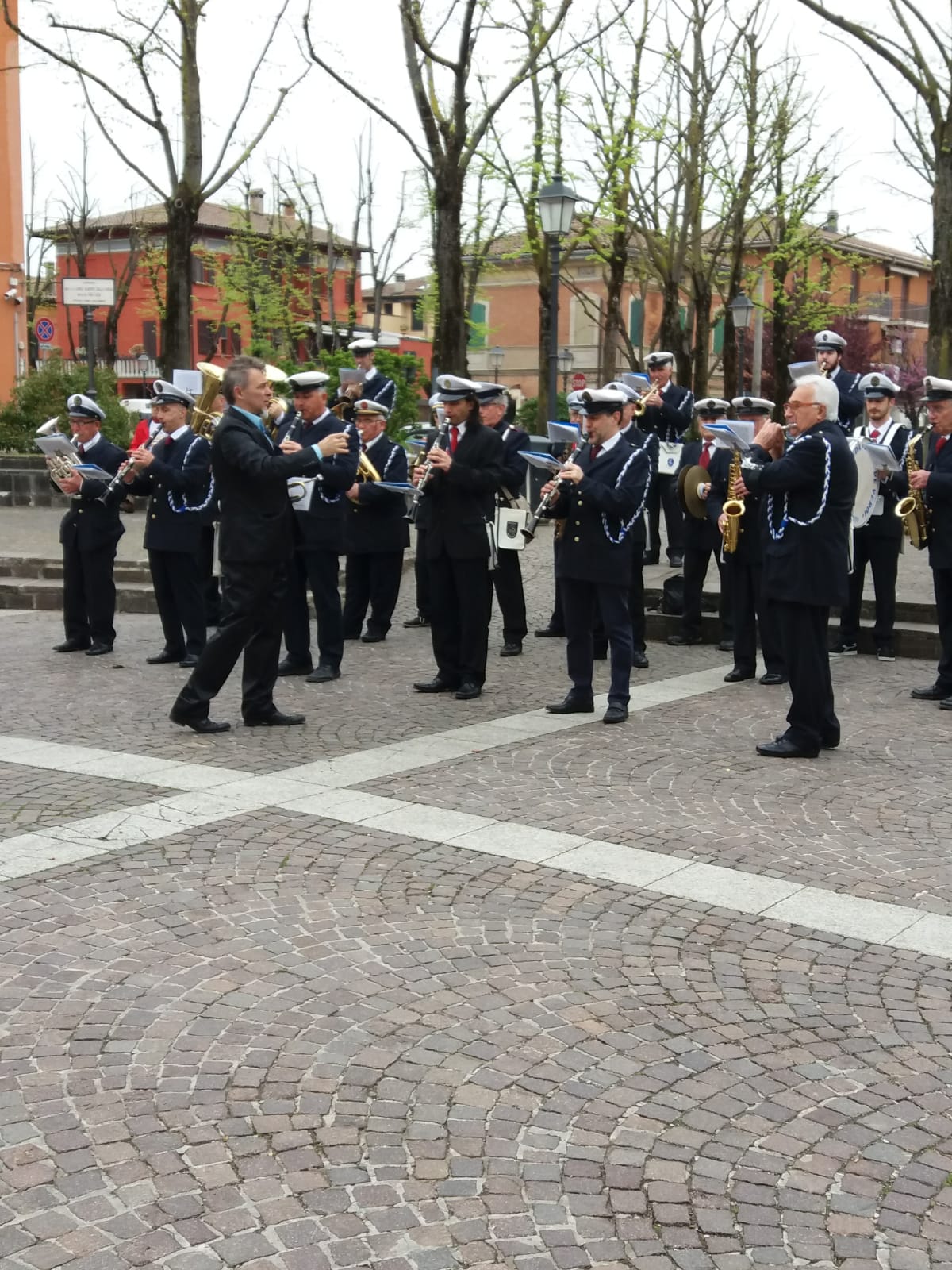 Un'immagine che ritrae uniforme, calzature, pantaloni, musicista e parata.