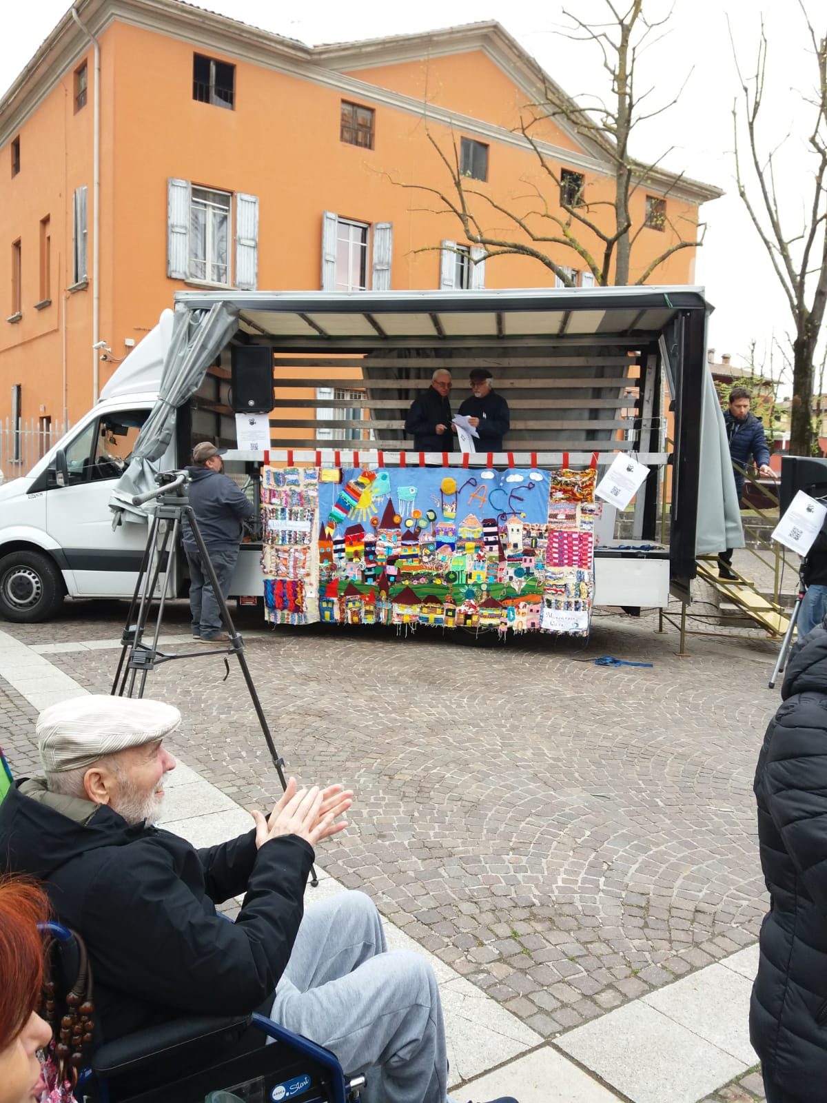 Un'immagine che ritrae jeans, spazio pubblico, pedonale, venditore ambulante e chiosco.