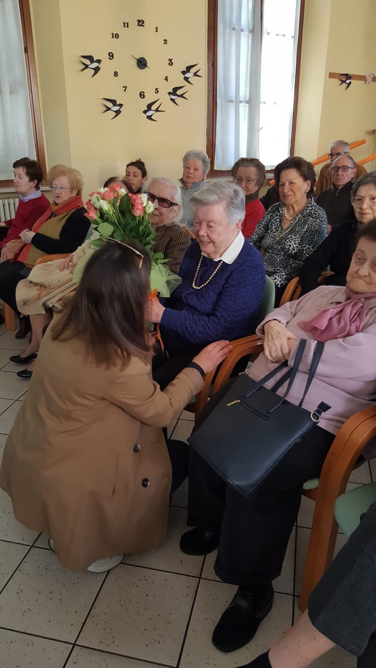 Un'immagine che ritrae mobilia, sedia, cappotto, condivisione e conversazione.
