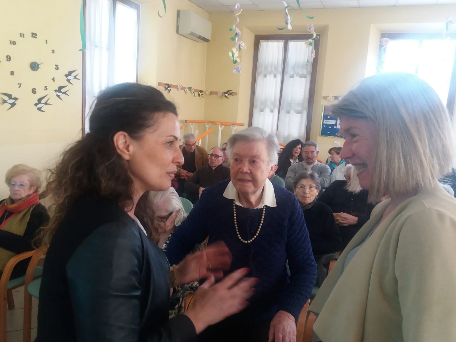 Un'immagine che ritrae capelli, acconciatura, capispalla, occhio e comunità.