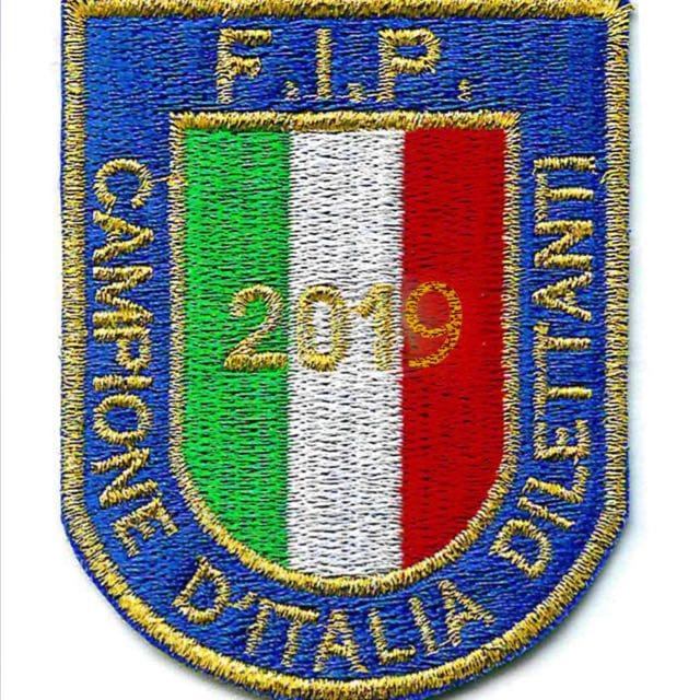 Un'immagine che ritrae blu, distintivo, simbolo, emblema e logo.