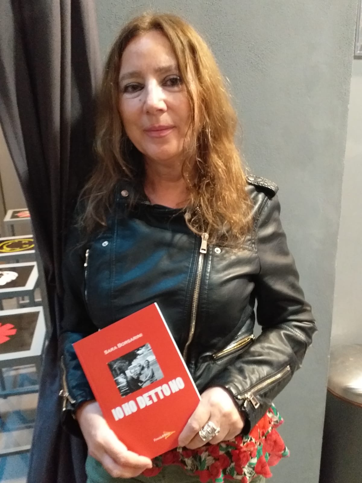 Un'immagine che ritrae giacca di pelle, giacca, pubblicazione, biondo e libro.