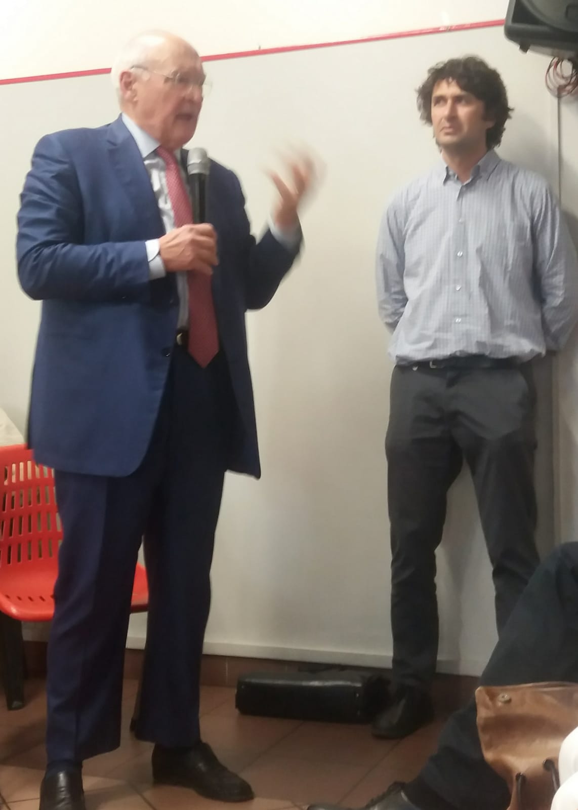 Un'immagine che ritrae spalla, braccio, collare, pantaloni e in piedi.