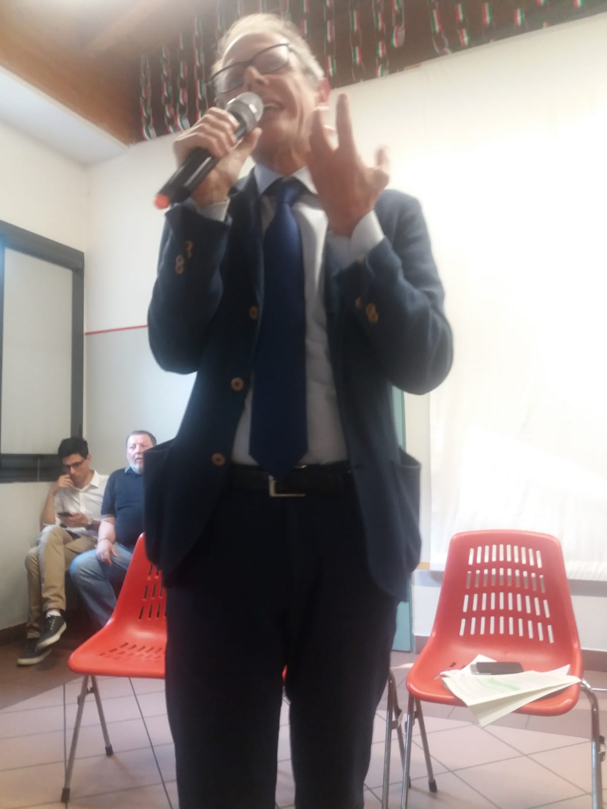 Un'immagine che ritrae collare, abbigliamento formale, camicia elegante, blazer e cravatta.