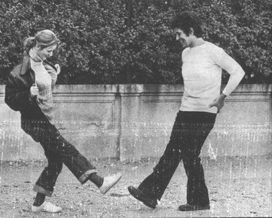 Un'immagine che ritrae fotografia, gamba, pantaloni, scarpa e in piedi.