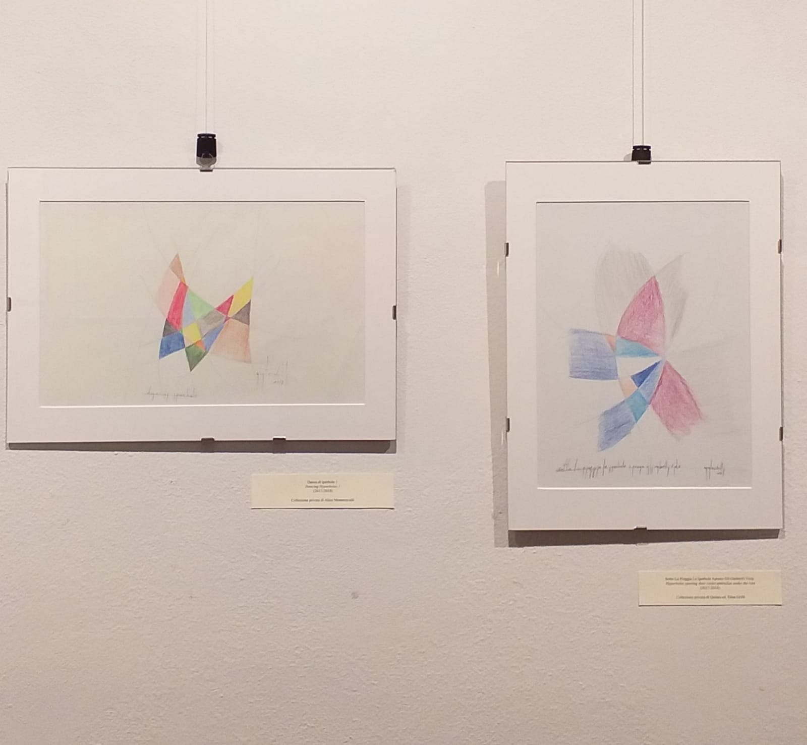 Un'immagine che ritrae carta, prodotto di carta, triangolo, arti creative e progetto.