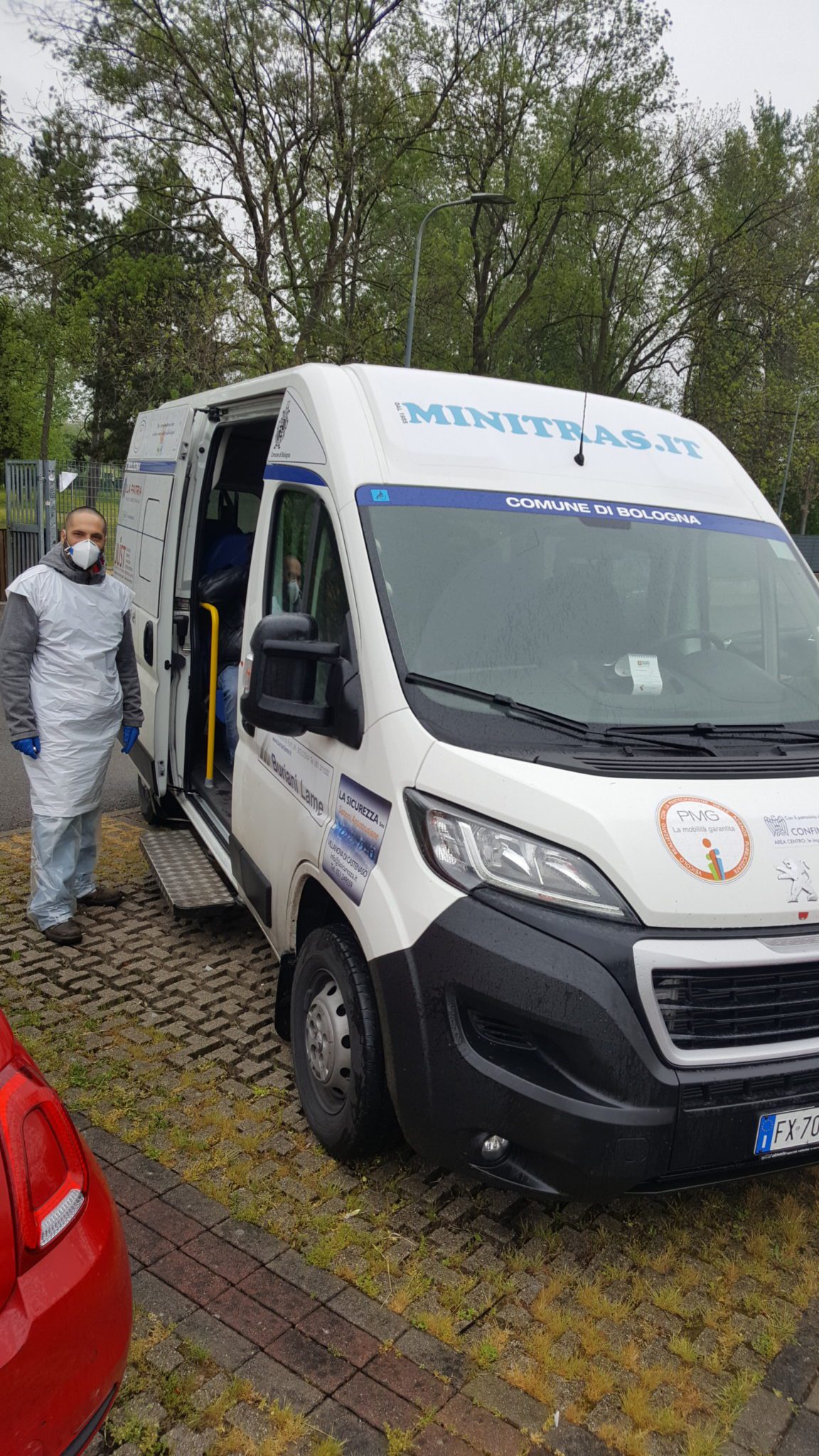 Un'immagine che ritrae trasporto, veicolo a motore, veicolo commerciale leggero, furgone e veicolo commerciale.