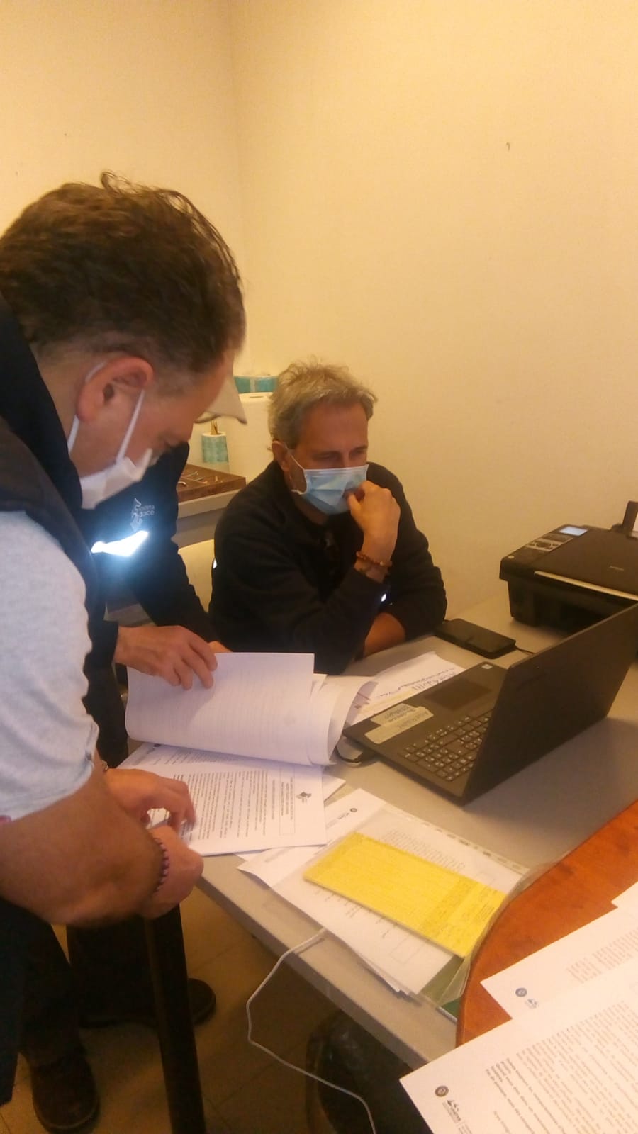Un'immagine che ritrae mobilia, tavolo, attrezzature per ufficio, scrivania e lavoro.