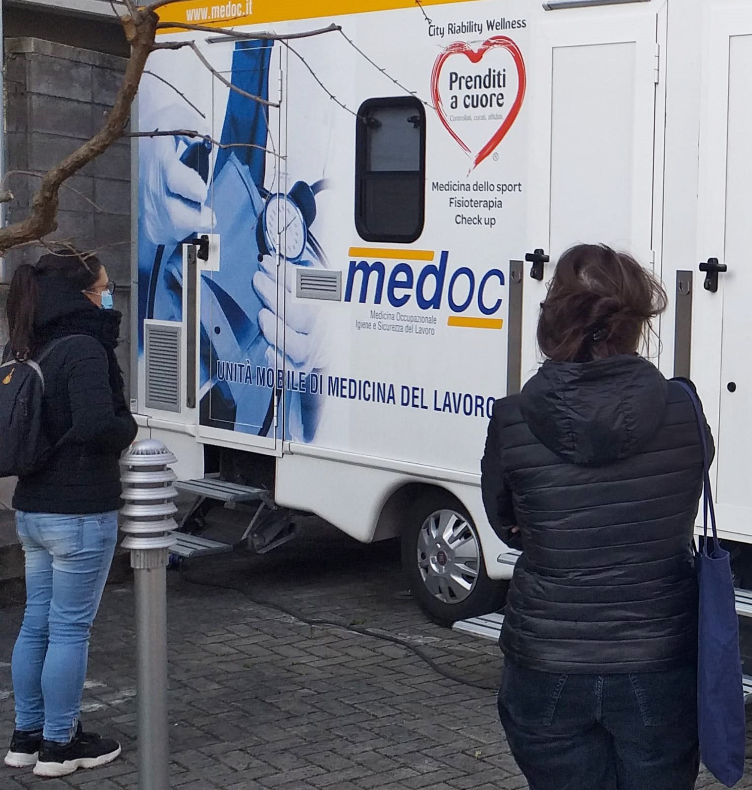 Un'immagine che ritrae pubblicità, logo, veicolo commerciale leggero, veicolo commerciale e bandiera.