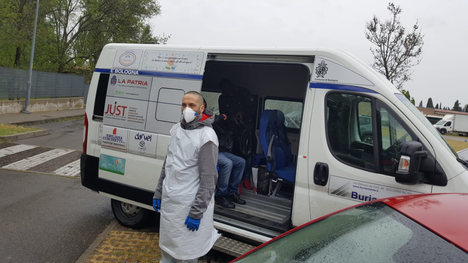 Un'immagine che ritrae veicolo commerciale leggero, trasporto, veicolo a motore, furgone e veicolo commerciale.