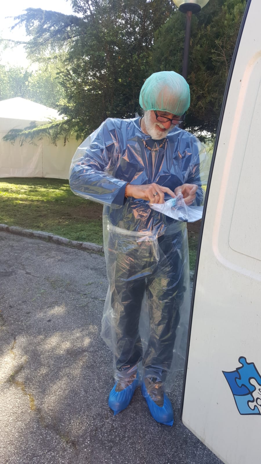 Un'immagine che ritrae impermeabile, abbigliamento da lavoro, plastica, tuta antipioggia e pantaloni antipioggia.