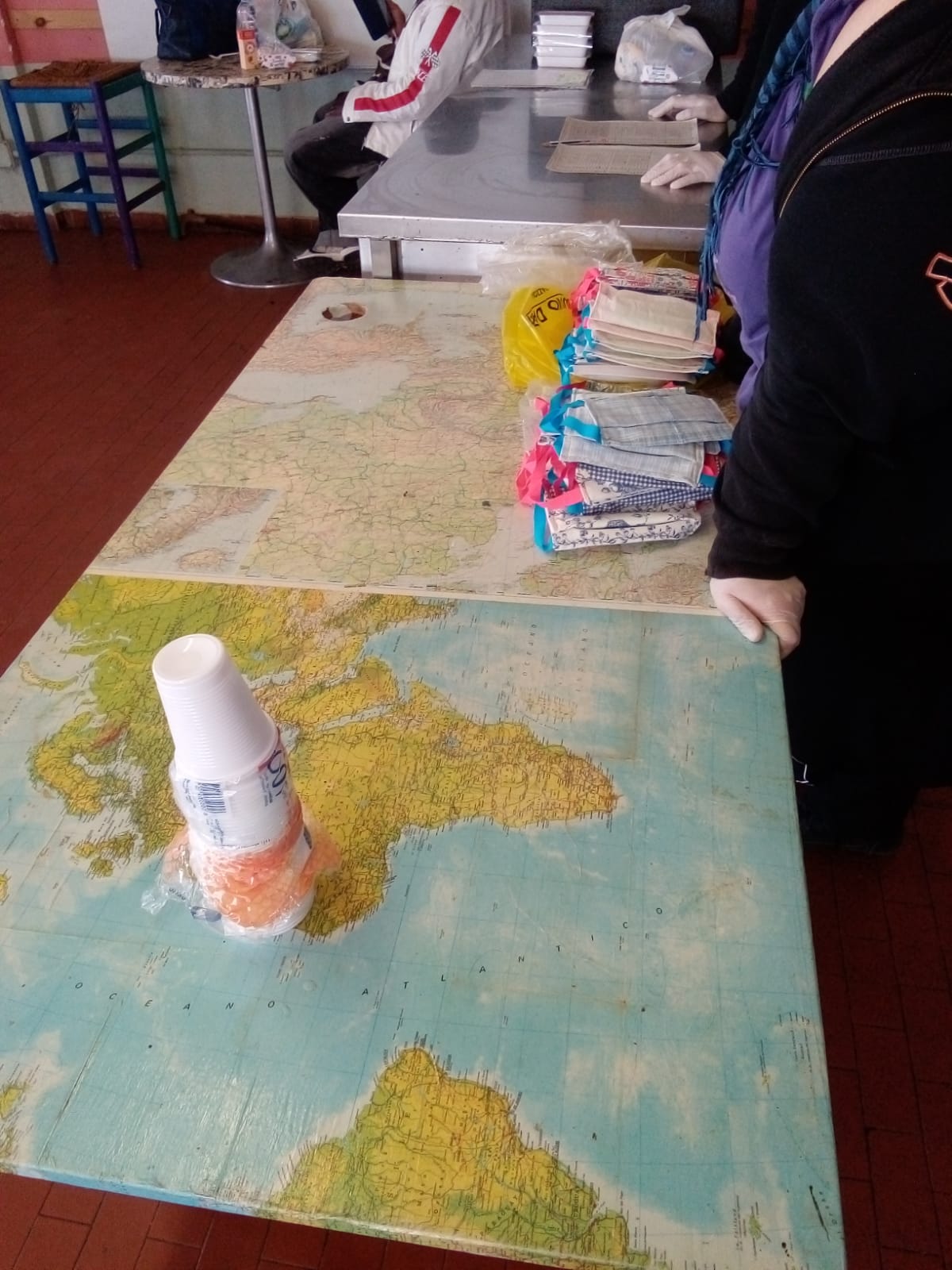 Un'immagine che ritrae carta, prodotto di carta, colore, mappa e arte infantile.