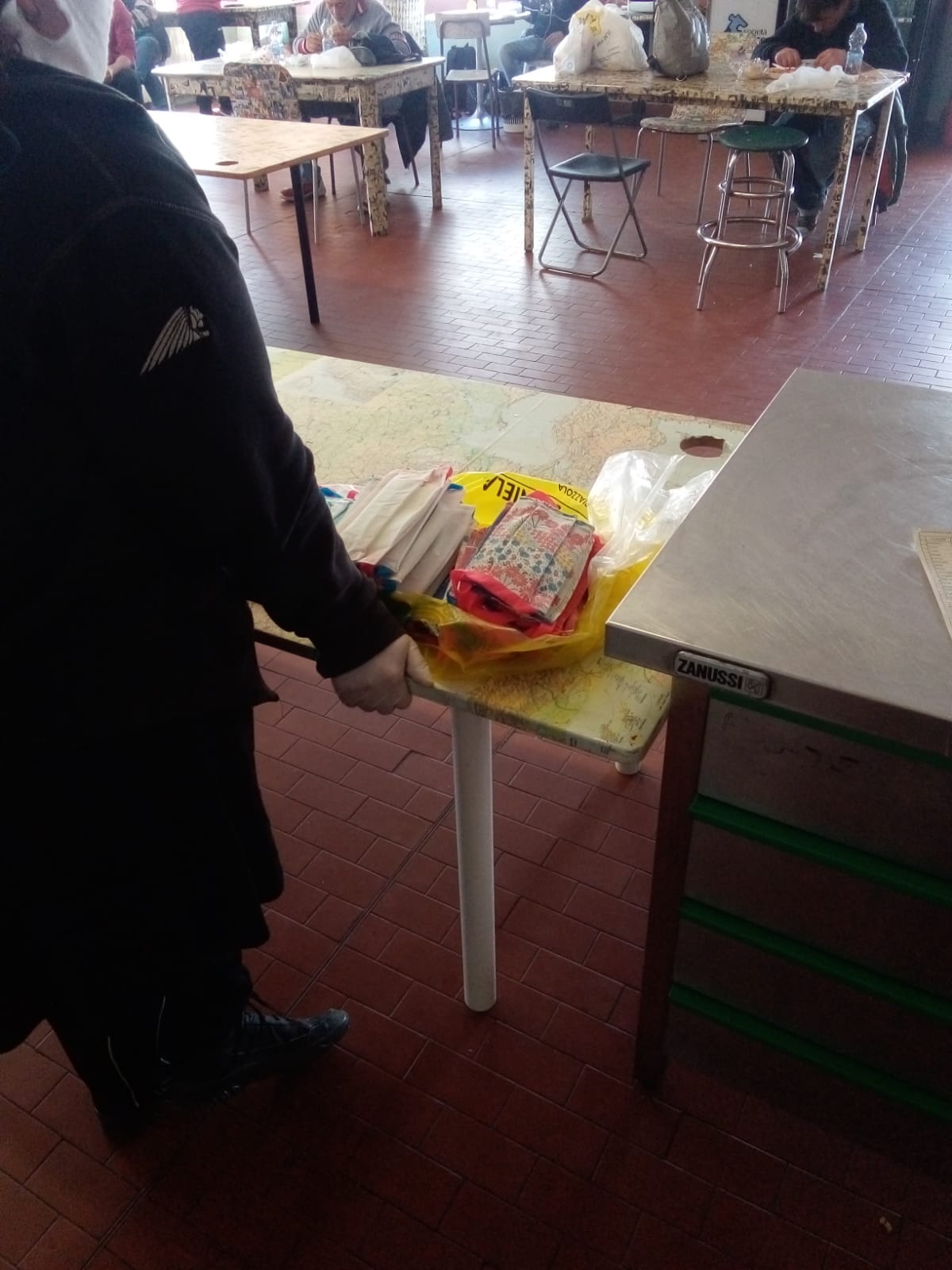 Un'immagine che ritrae tavolo, mobilia, sedia, cibo e plastica.