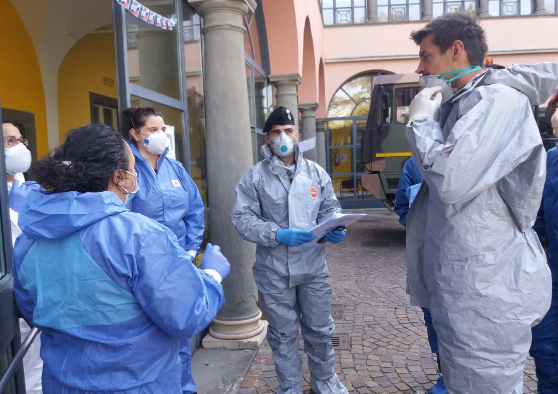 Un'immagine che ritrae abbigliamento da lavoro, abbigliamento ad alta visibilità, pulizia, stivale e tuta anti-contaminazione.