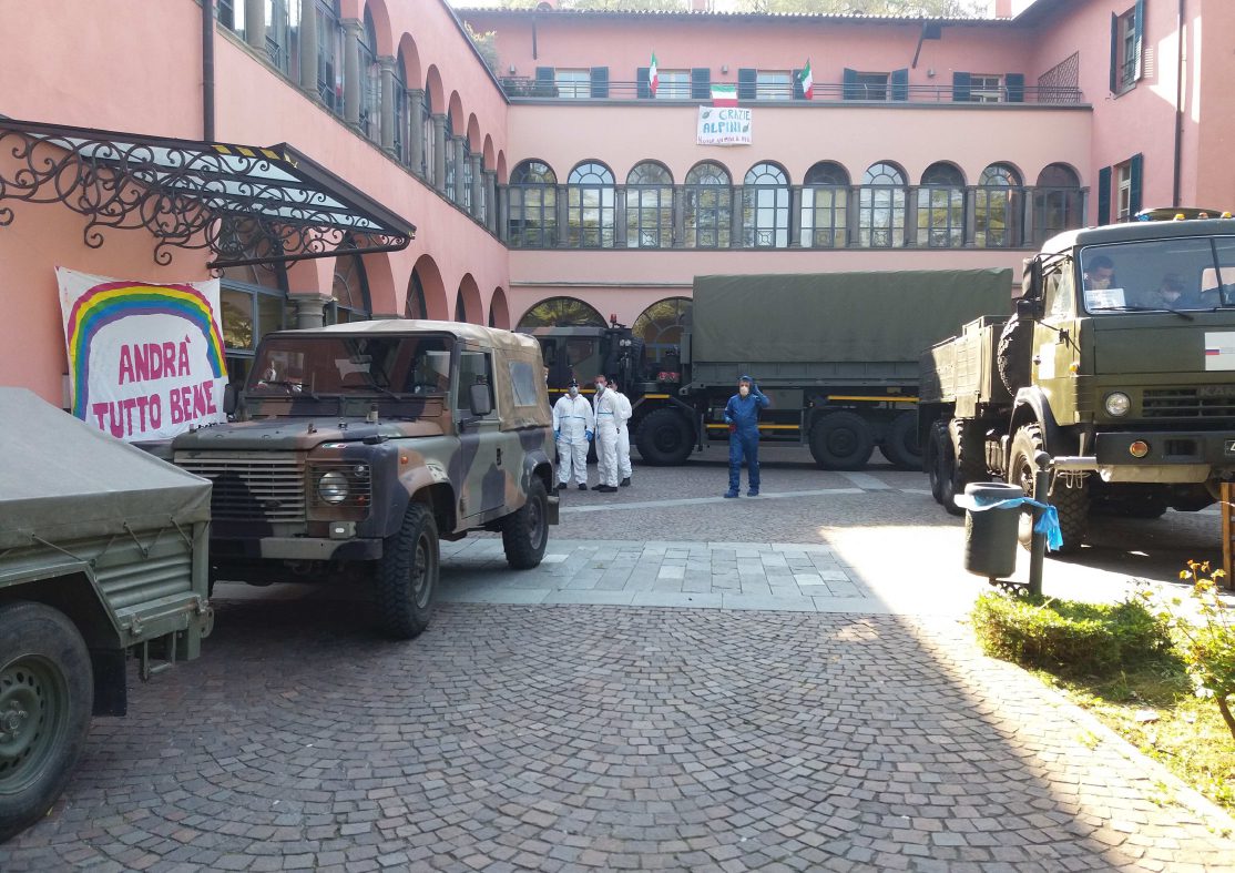 Un'immagine che ritrae militare, veicolo sportivo utilitario, militare, uniforme militare e soldato.