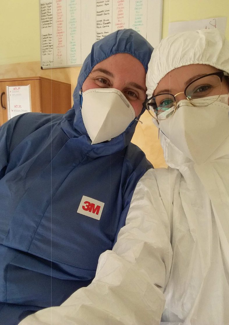 Un'immagine che ritrae abbigliamento da lavoro, camici, medico, guanto e maschera.