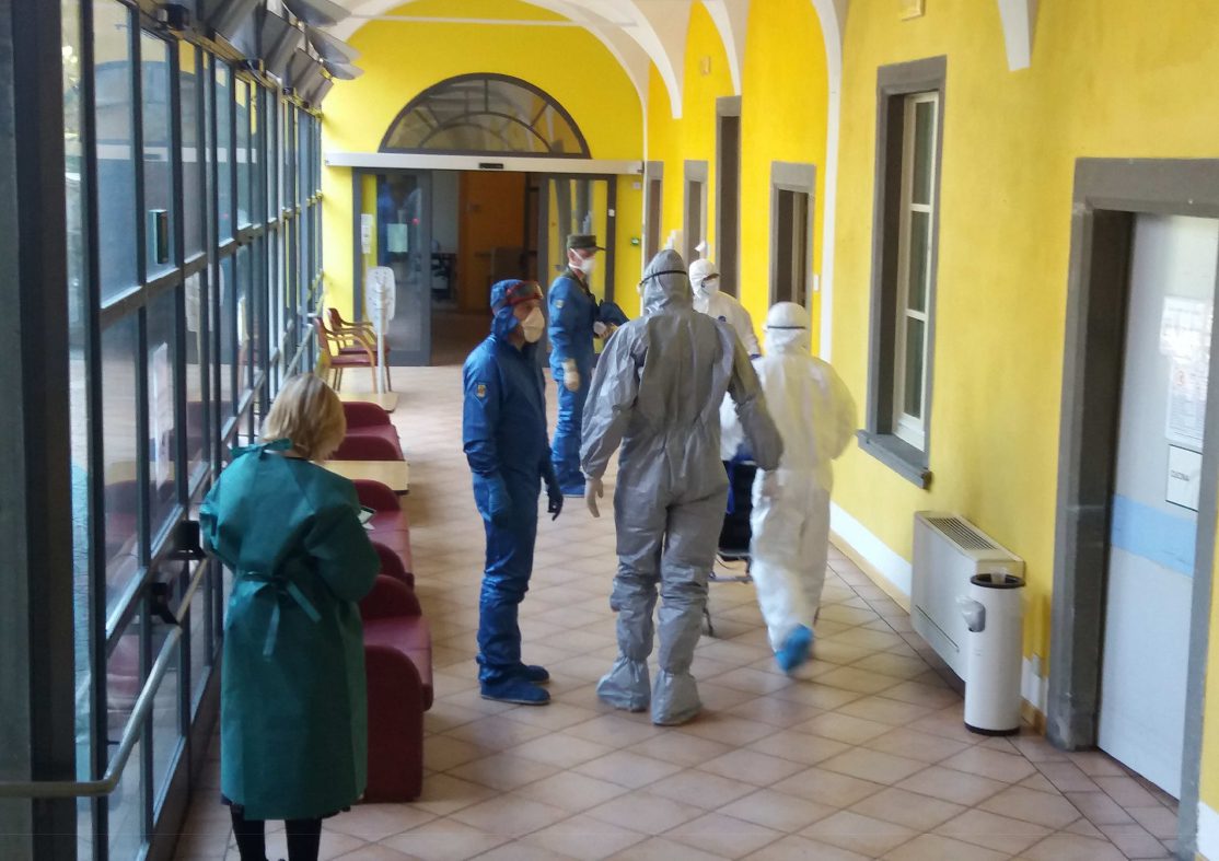 Un'immagine che ritrae pavimentazione, pavimento, pulizia e abbigliamento da lavoro.
