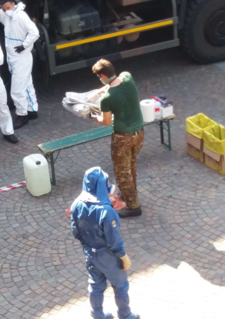 Un'immagine che ritrae abbigliamento da lavoro, stivale, equipaggio, applicazione della legge e pulizia.