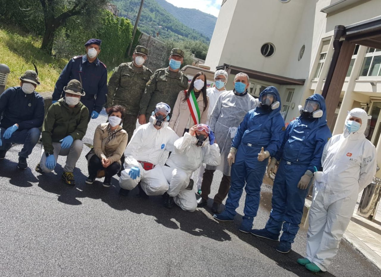 Un'immagine che ritrae capispalla, giacca, equipaggio, abbigliamento da lavoro e applicazione della legge.