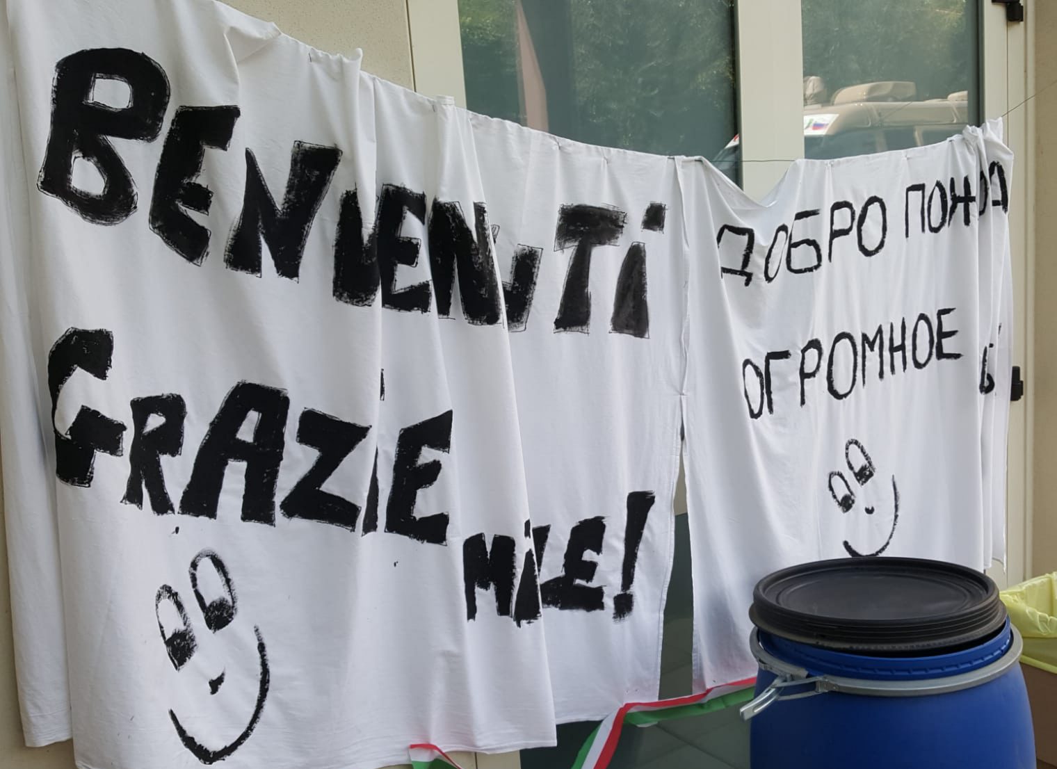 Un'immagine che ritrae testo, font, grafia, bandiera e poster.