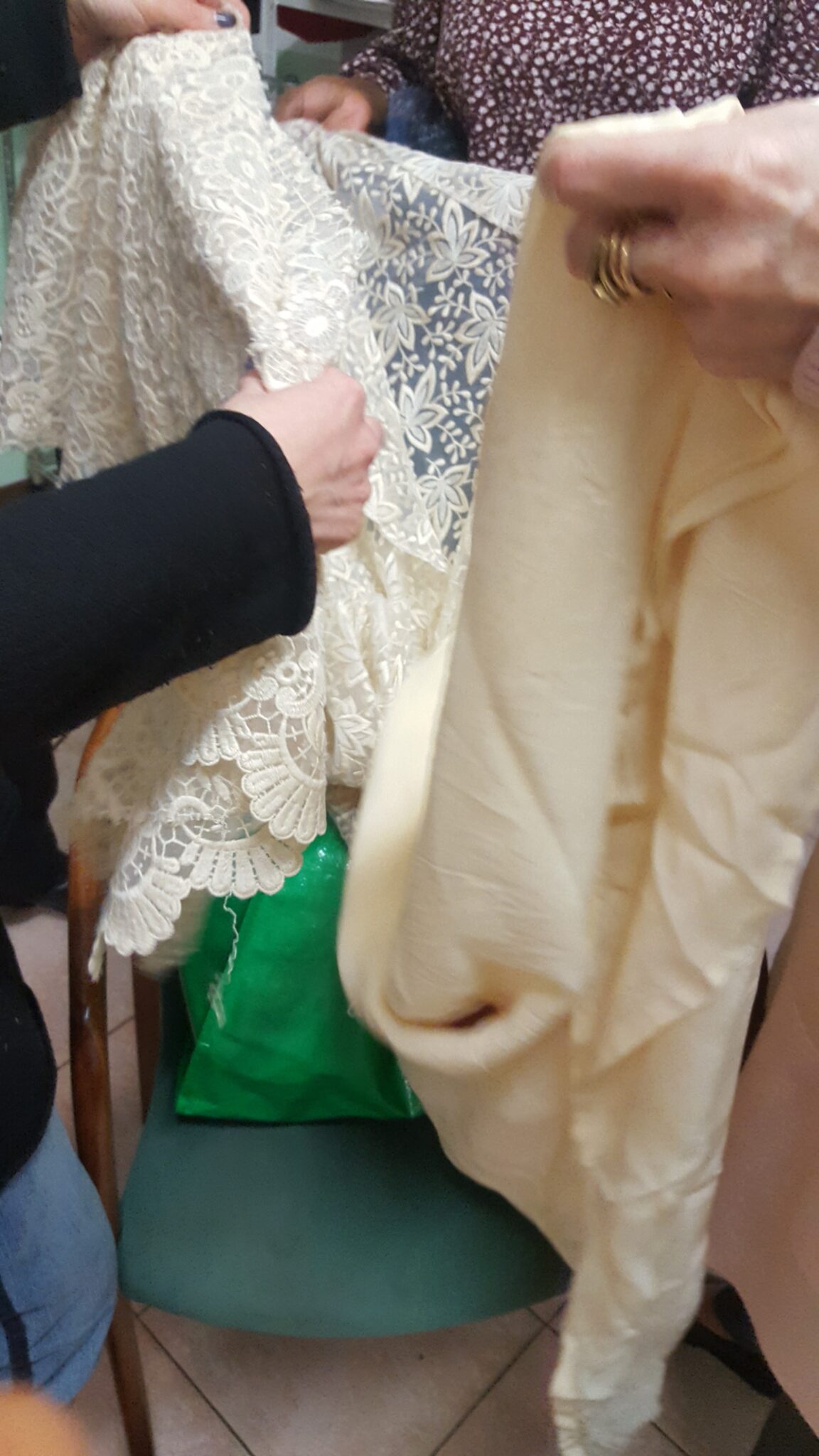 Un'immagine che ritrae tessile, moda, biancheria, pizzo e abbellimento.